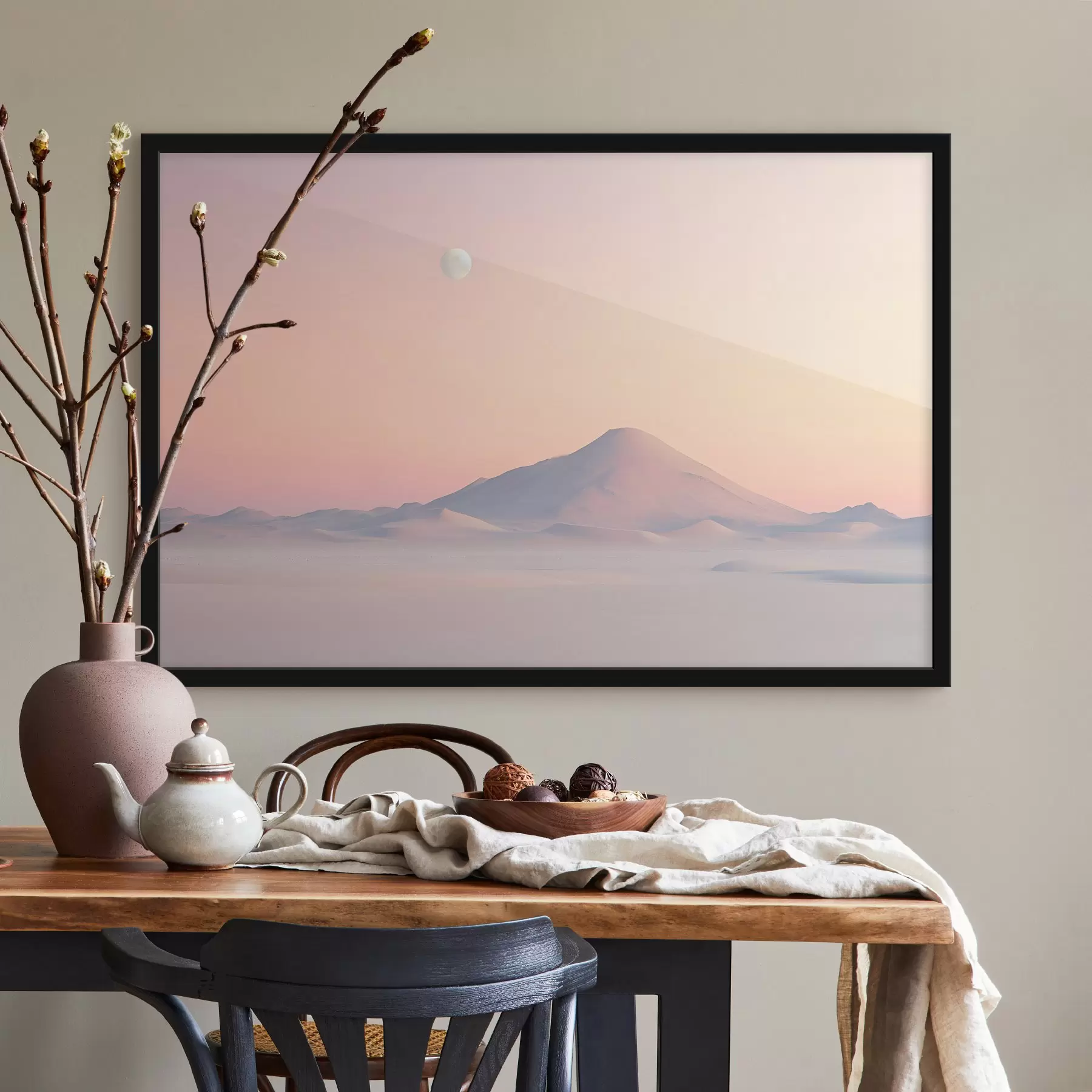 fotótapéta Egy nagy hegy lágy lejtővel, lágy pasztell színekben, az égen látható halvány holddal f42718