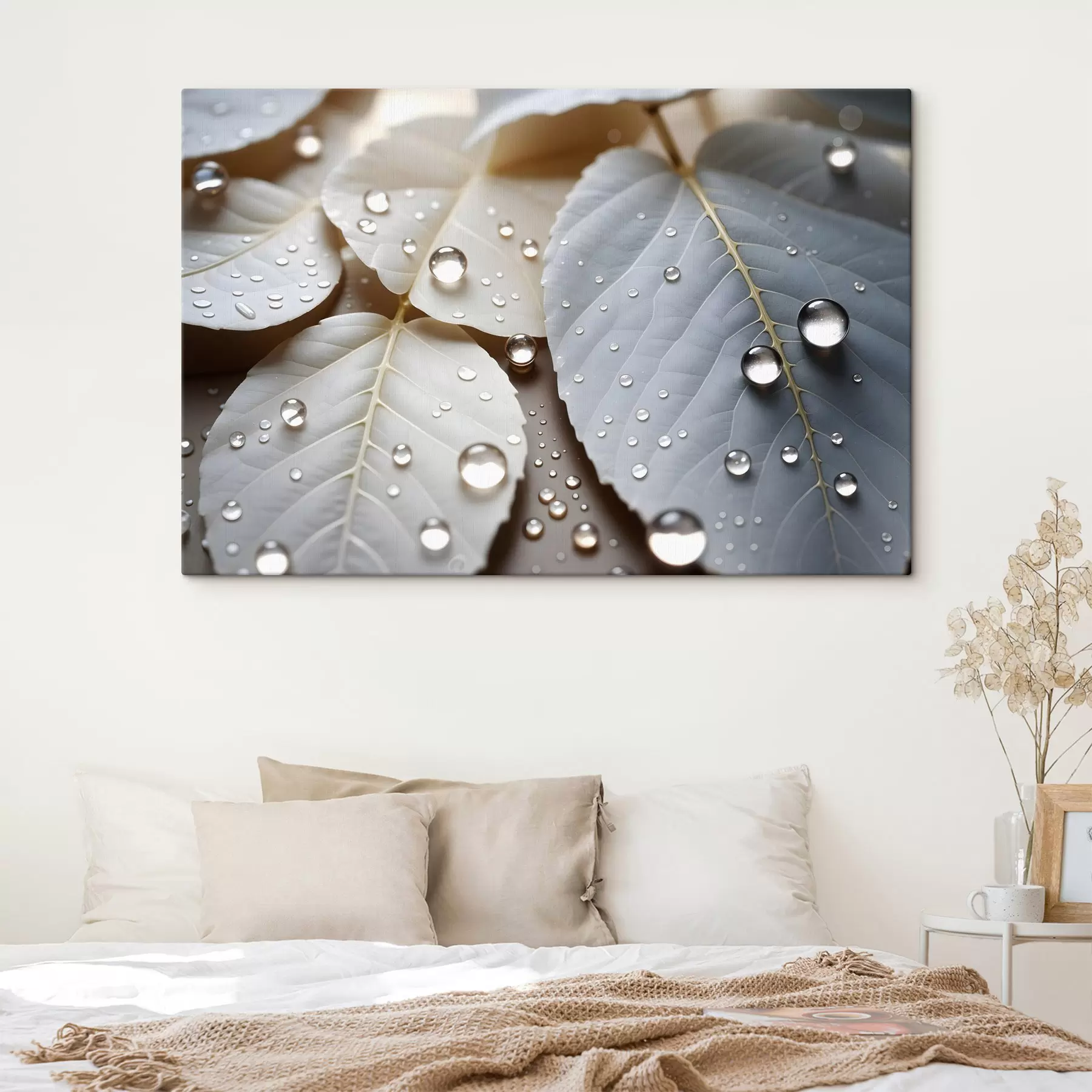 fotótapéta Közelkép vízcseppekkel borított fehér levelekről, minimalista kompozíció, semleges háttérrel s43159