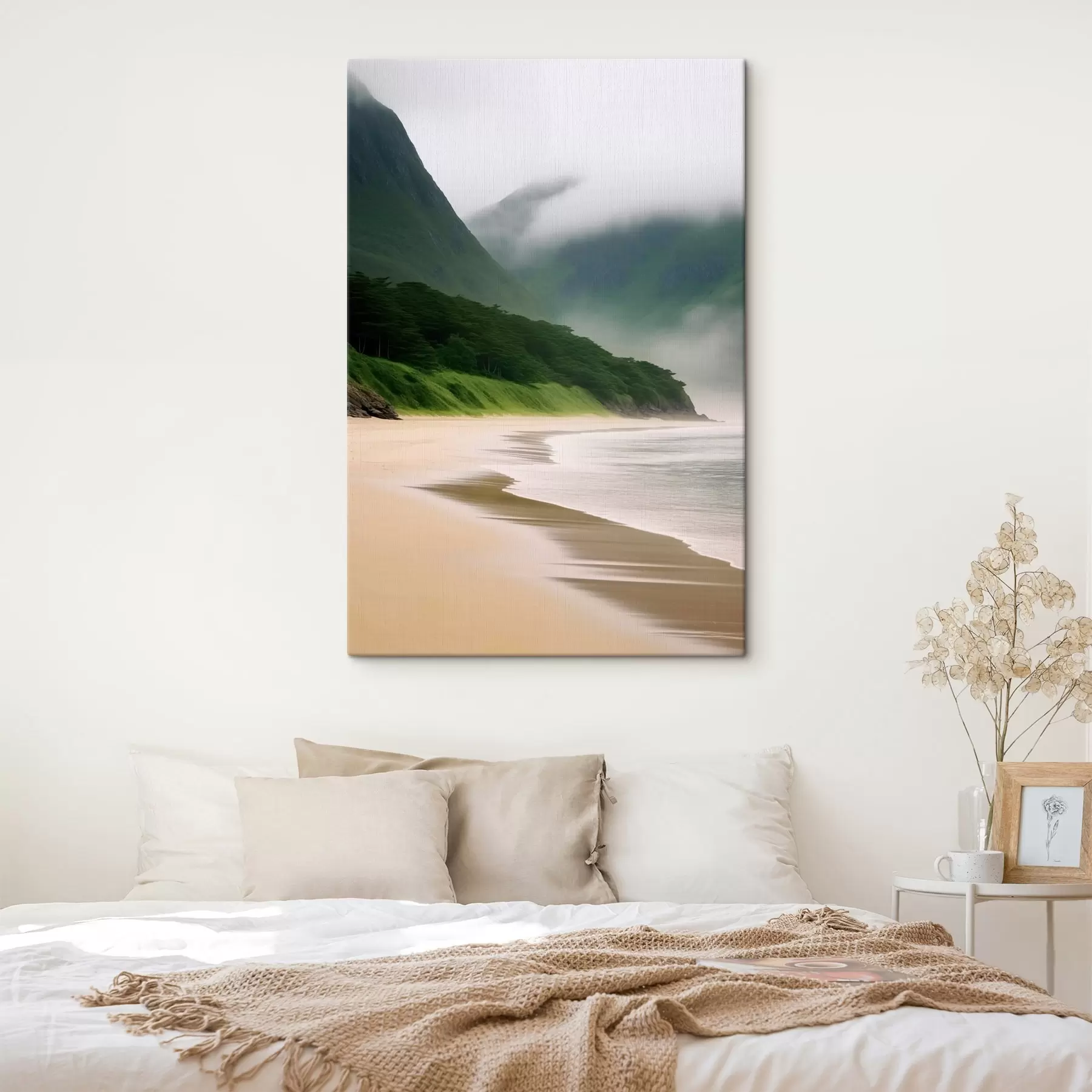 fotótapéta Ködös strand zöld lejtők közelében s43271