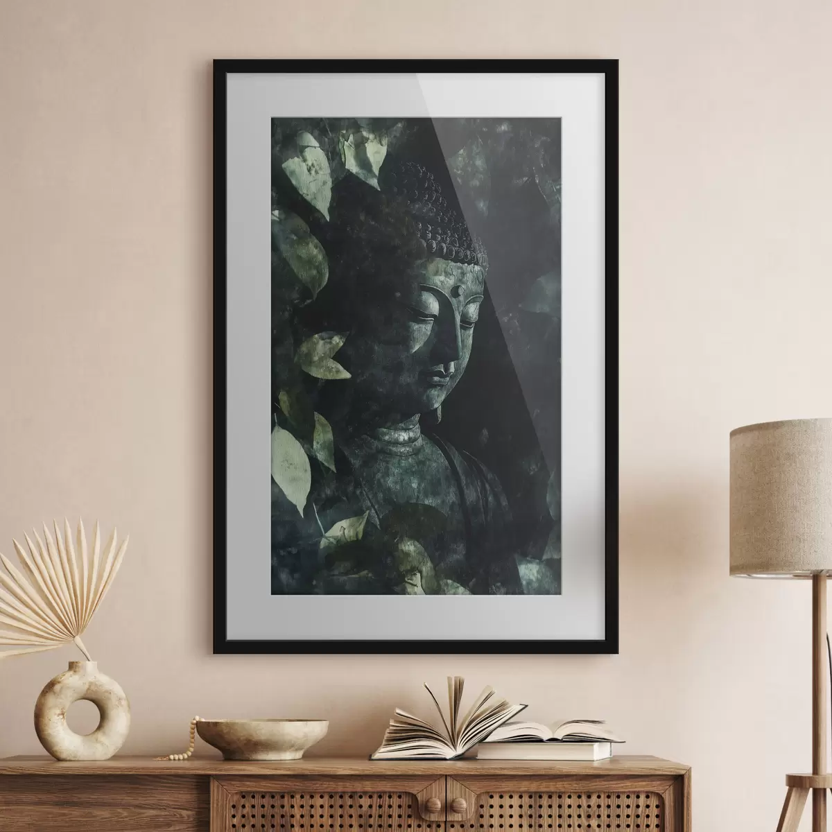 Plakát a sziklán Meditáló Buddha a zöld levelekben, spirituális f44029
