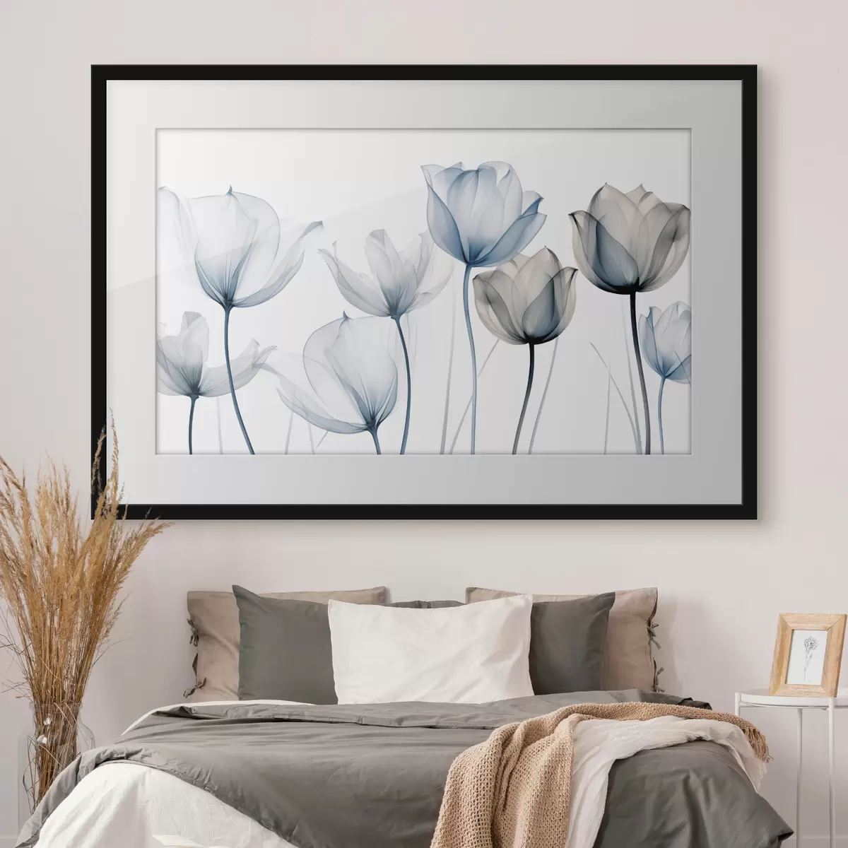 Plakát a sziklán Áttetsző kék és fehér tulipánok hosszú szárakkal, egyszínű fehér háttér előtt f44409