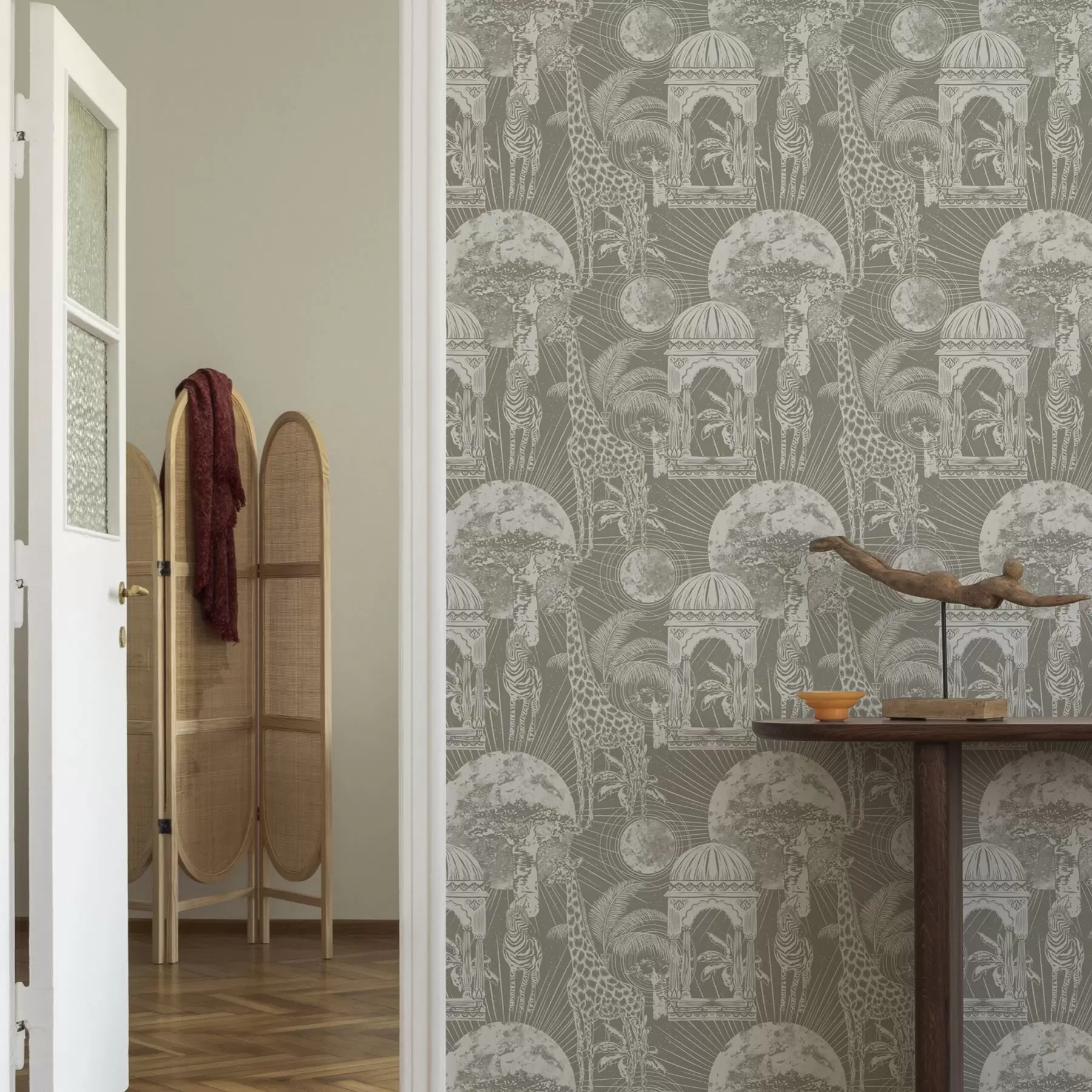 fotószőnyeg Zsiráf és zebra az építészet és a trópusi fák hátterében a00276