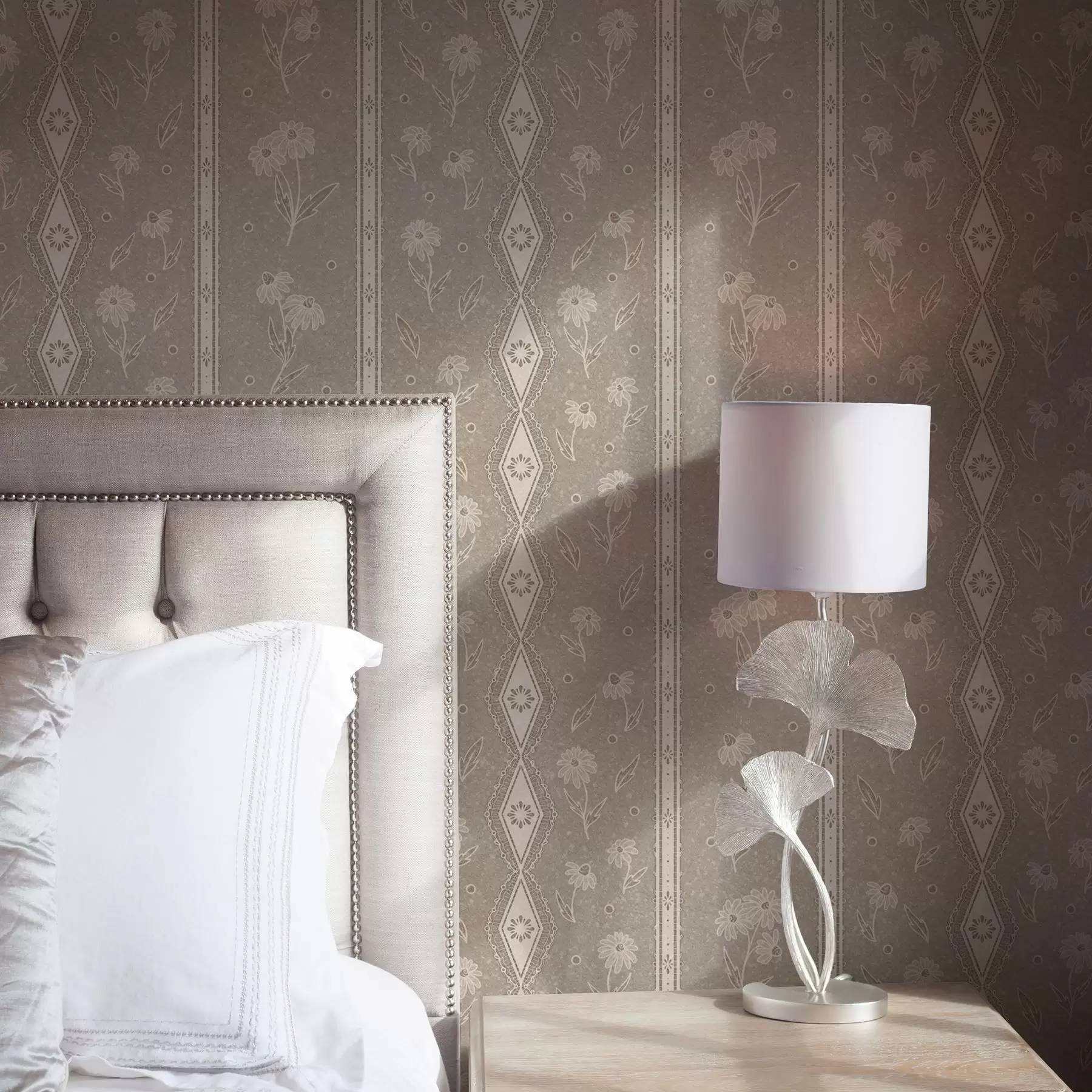 fotószőnyeg Csíkok százszorszépekkel és csipkével szürke-bézs háttéren a00295