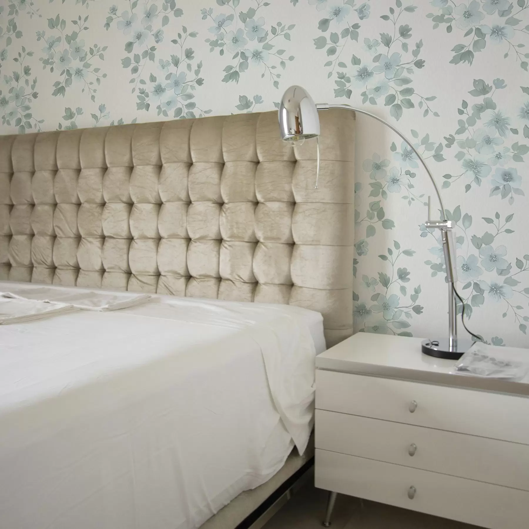 fotószőnyeg Halványkék virágok fehér háttéren, akvarell stílusban a00364