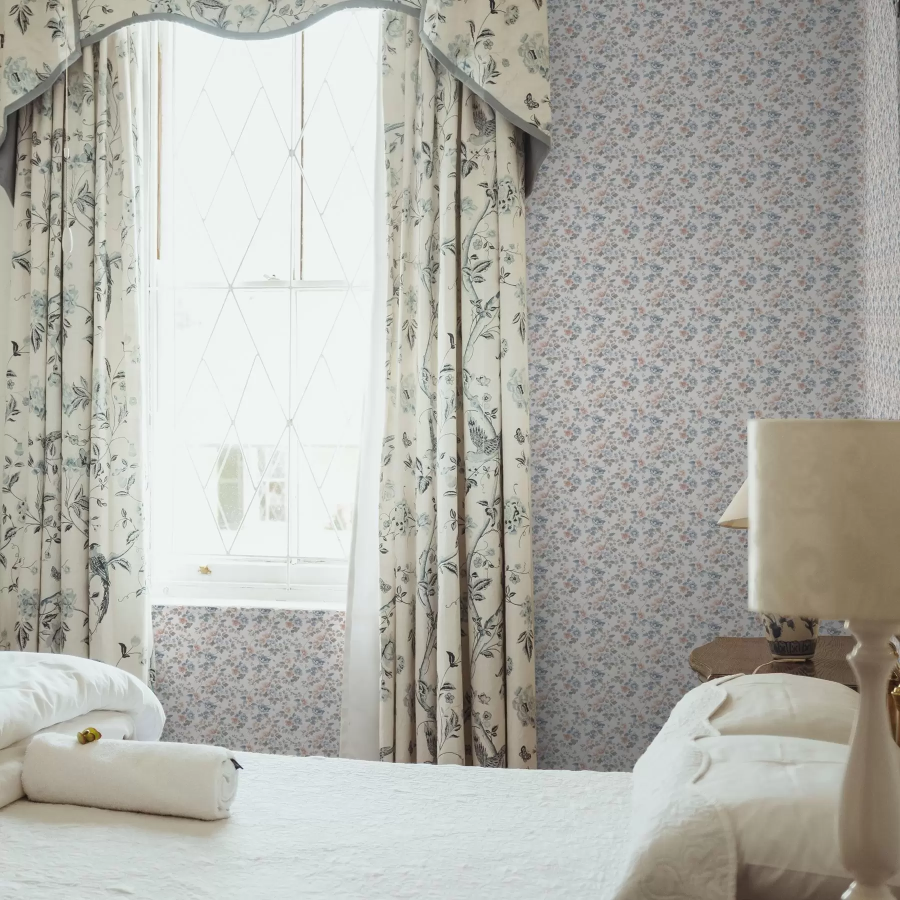 fotószőnyeg Kis virágos dísz kék és korall árnyalatokban a00347