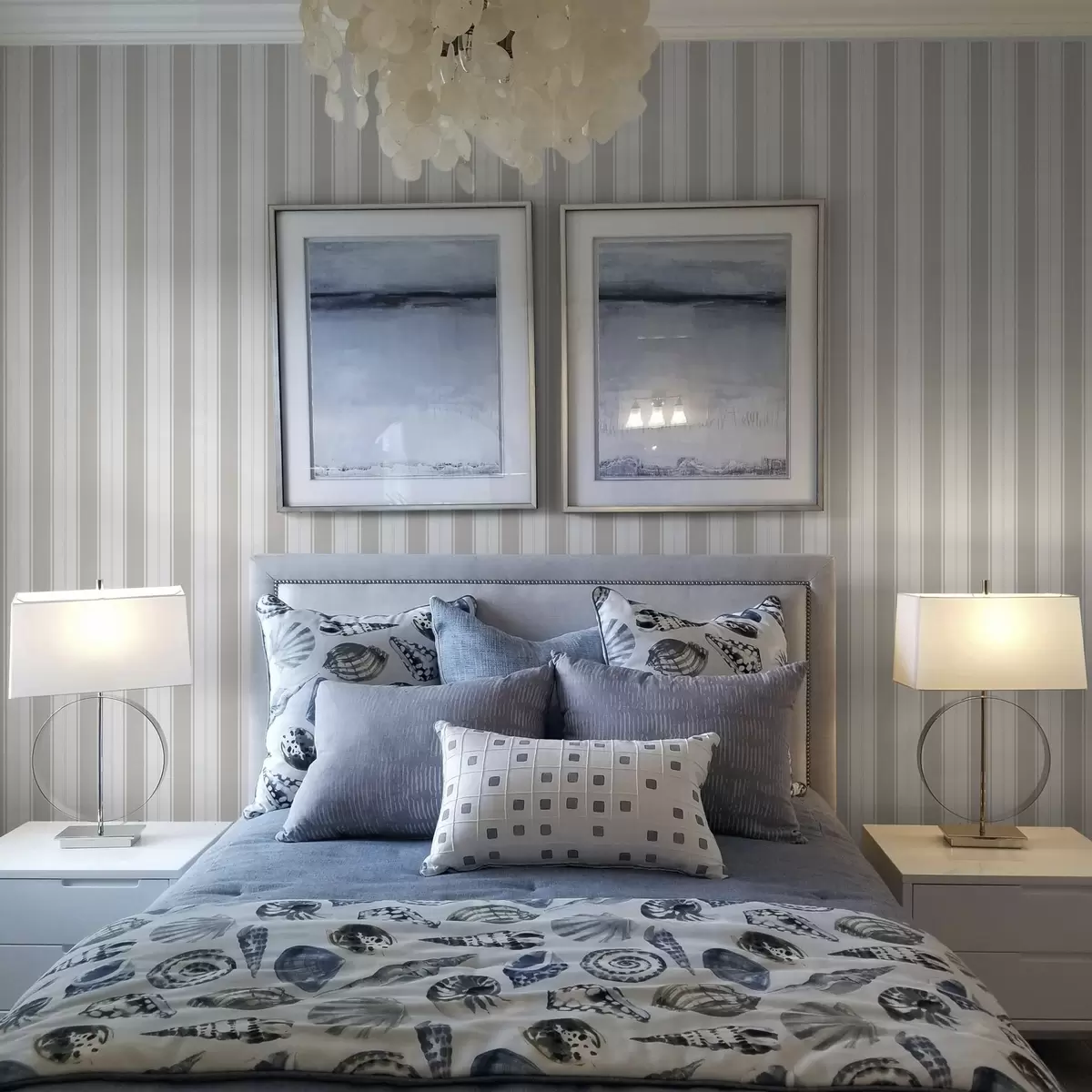 Háttérkép Klasszikus függőleges csíkok világosszürke árnyalatokban a00517v1