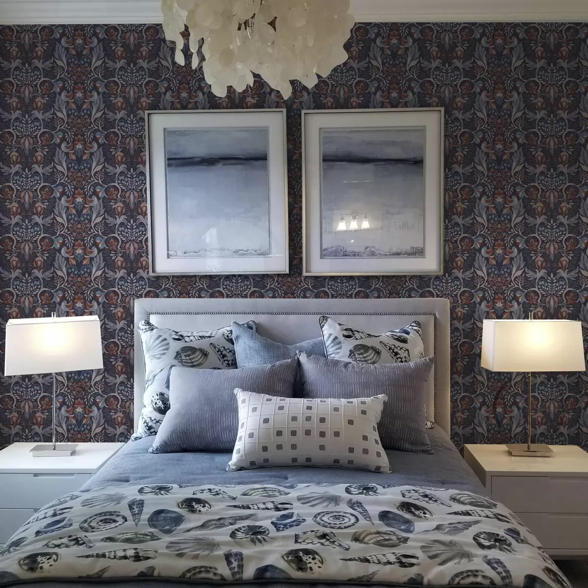 Háttérkép Népi virágok és madarak sötétkék háttér előtt a00502