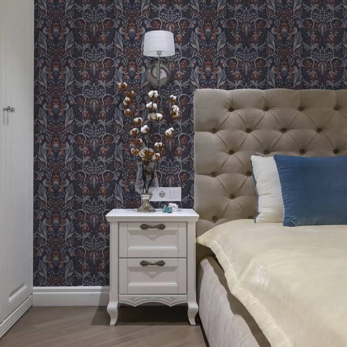 Háttérkép Népi virágok és madarak sötétkék háttér előtt a00502