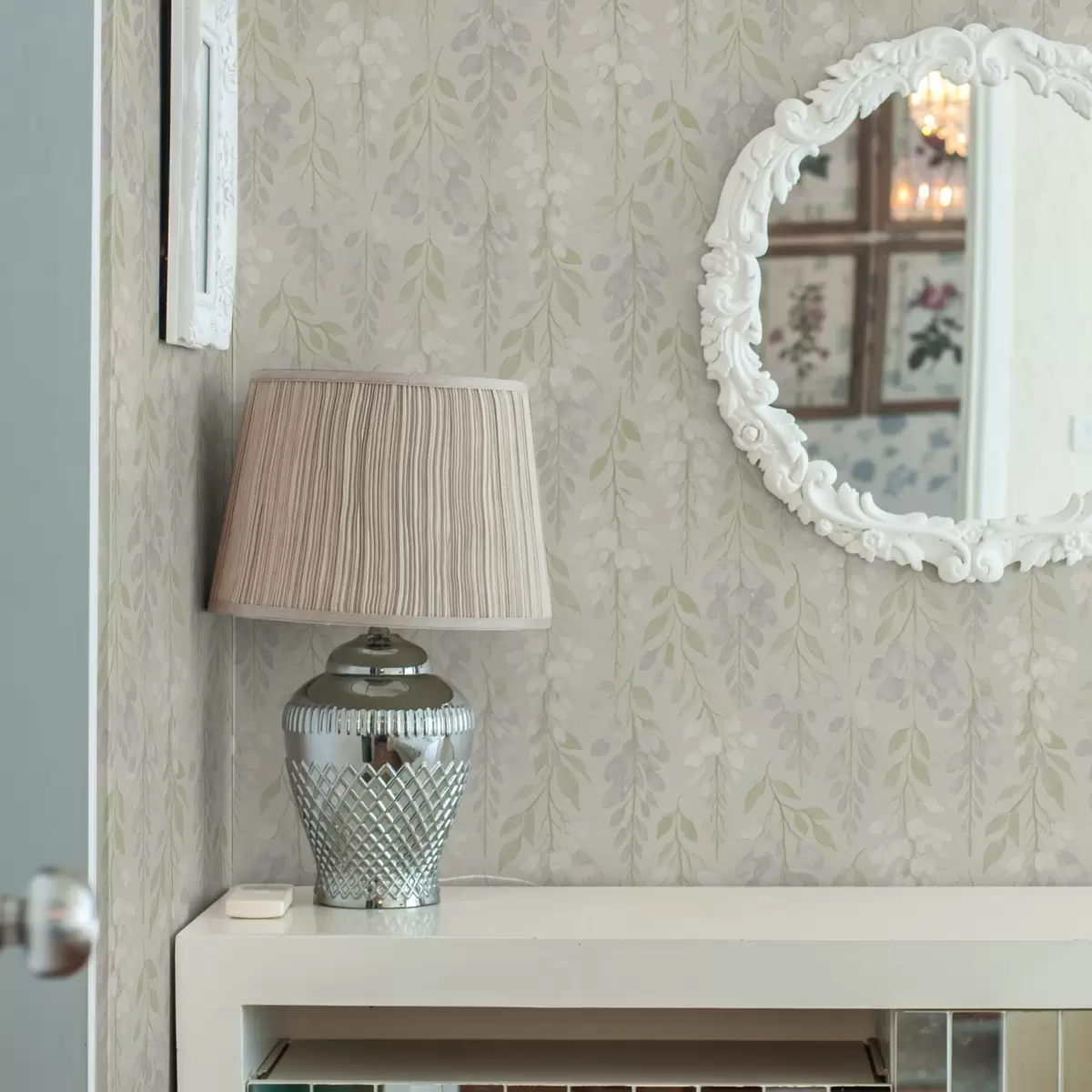 Háttérkép Lila wisteria mentazöld háttér előtt a00593
