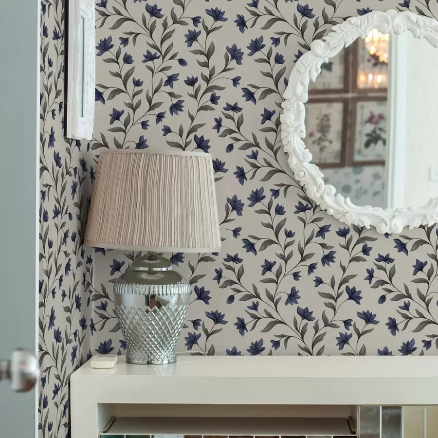 fotószőnyeg Kék harangvirágok és szürkés zöld növényzet világos háttér előtt a00622v1