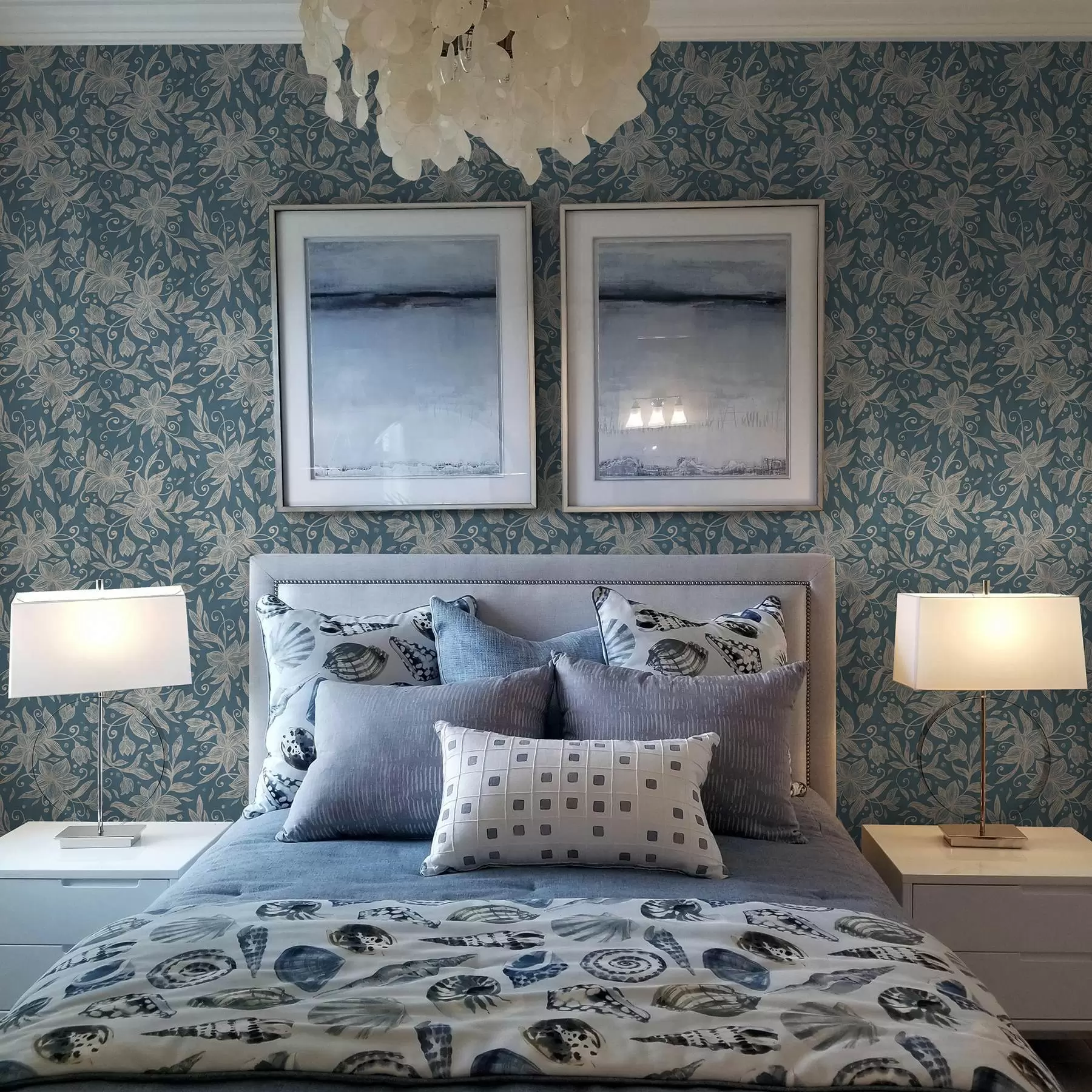 fotószőnyeg Kék háttérrel krém színű lineáris virágok, finom tekercsek a00630