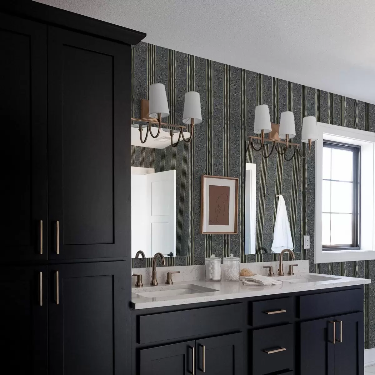 Háttérkép Fekete-fehér csíkok botanikai mintákkal, sötét tónusokban a00648 Háttérkép Fekete-fehér csíkok botanikai mintákkal, sötét tónusokban a00648