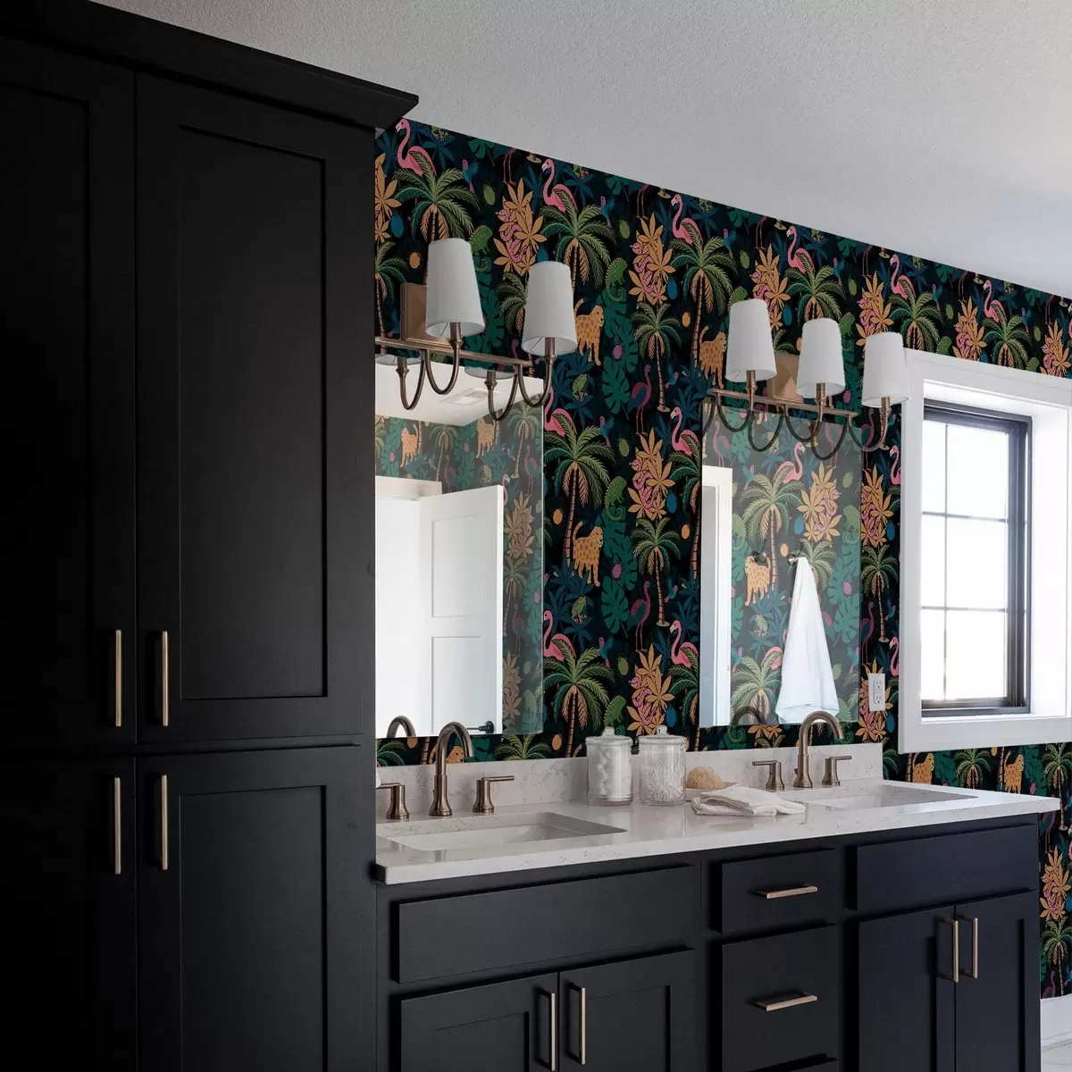 Háttérkép Világos trópusi állatok sötét háttér előtt, lombok között a00701 Háttérkép Világos trópusi állatok sötét háttér előtt, lombok között a00701