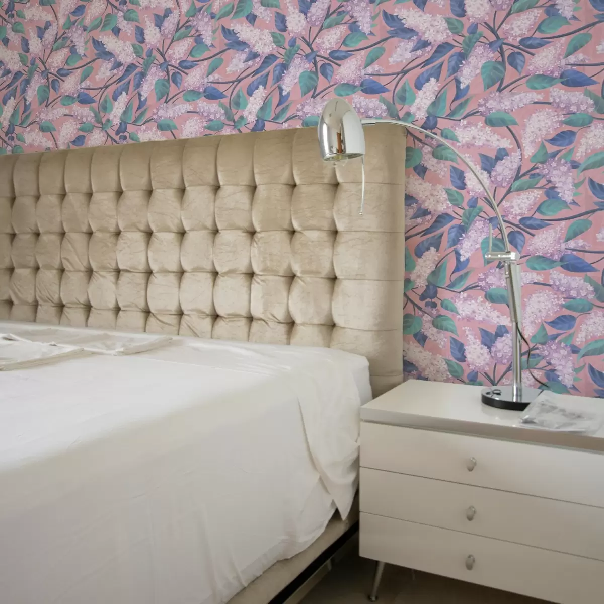 Háttérkép Finom lila virágok rózsaszín háttérrel, tavaszi hangulat a00797