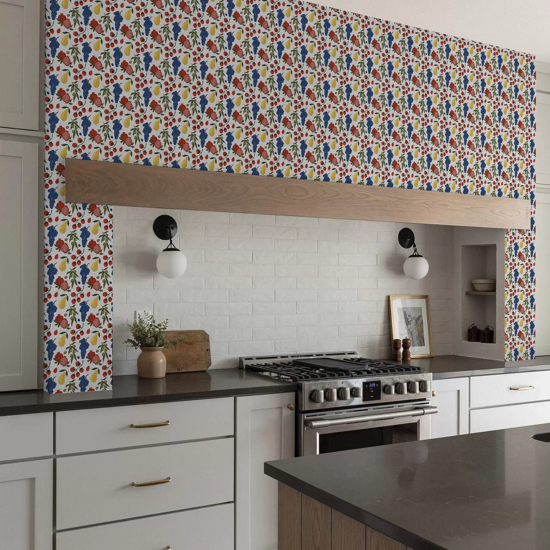 fotószőnyeg Lédús gyümölcsök: gránátalmák, szőlő, körte fehér háttér előtt a00801