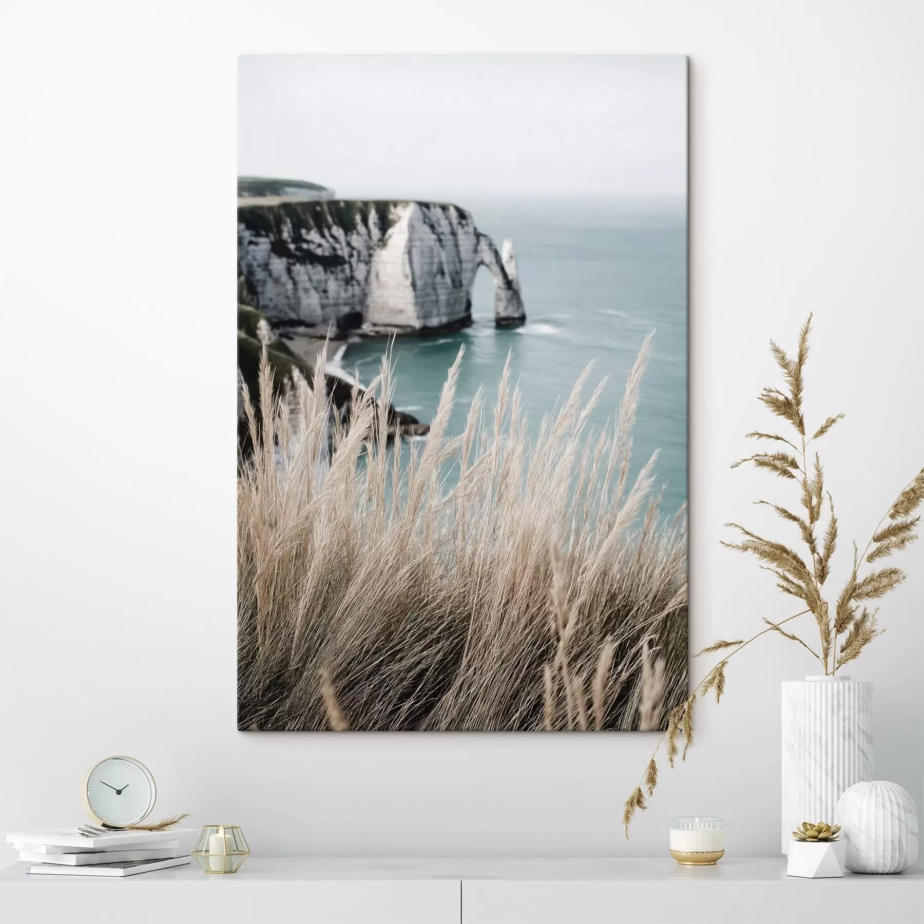 fotótapéta Tenger és sziklaív, kilátás a száraz fűszálak között s46142