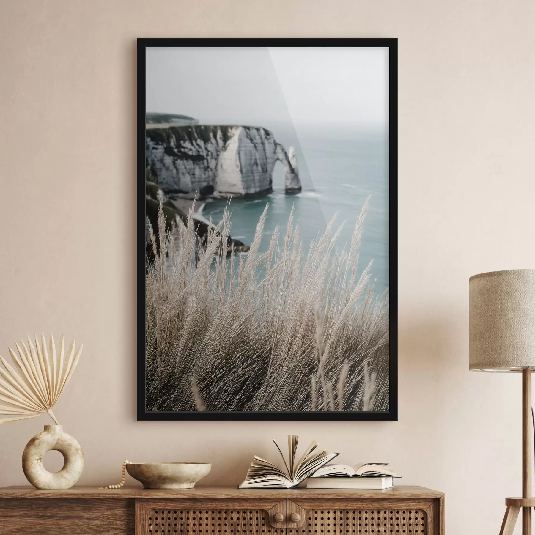 fotószőnyeg Tenger és sziklaív, kilátás a száraz fűszálak között f46142