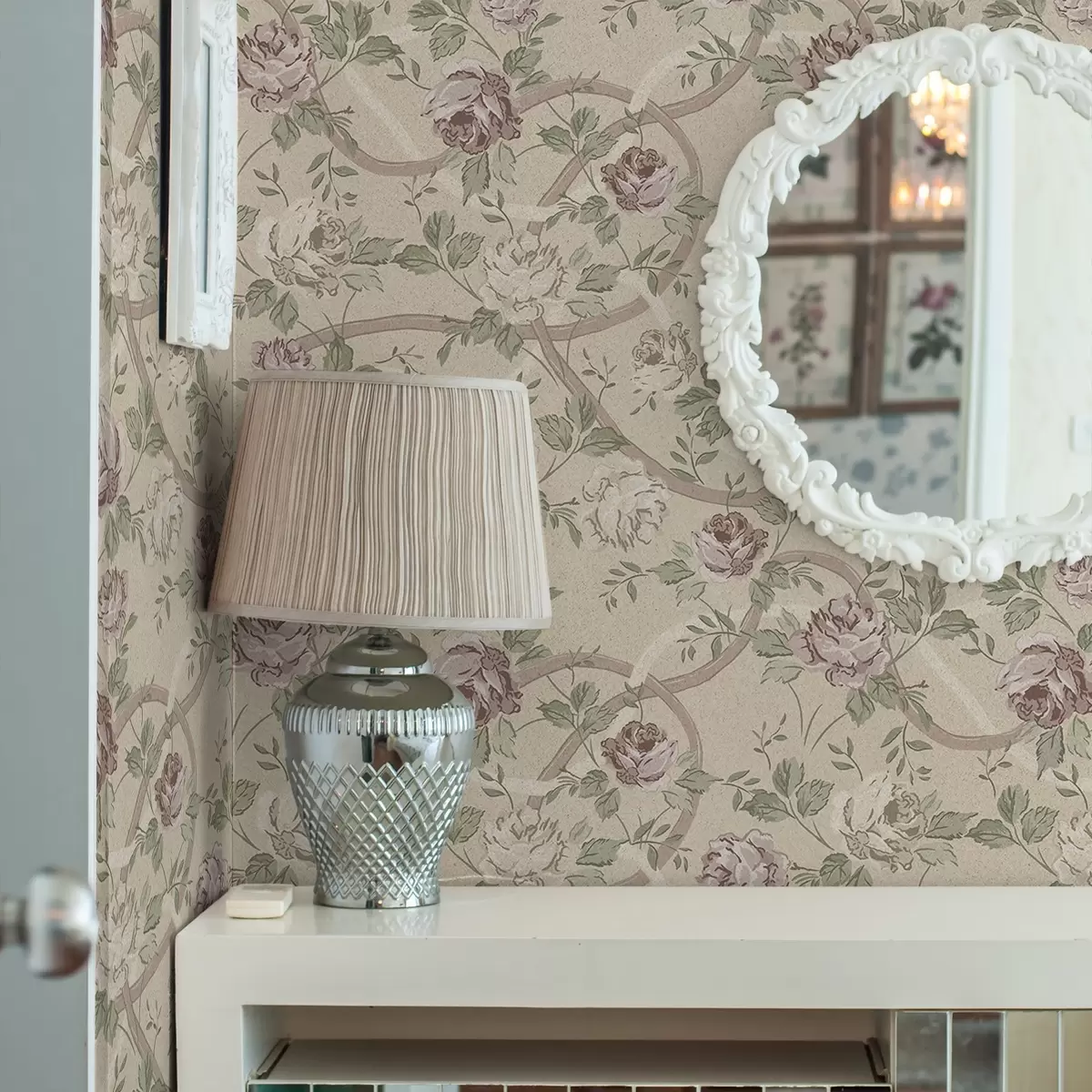 Háttérkép Rózsák zöld levelekkel meleg bézs alapon a00729