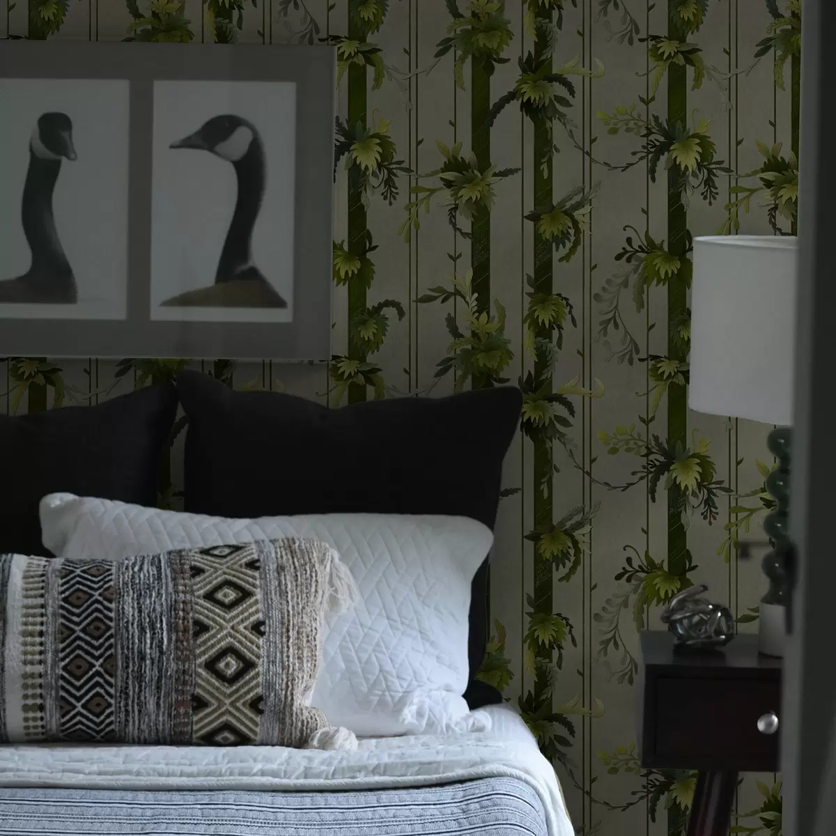 Háttérkép Zöld levelek függőleges csíkokban szürke háttér előtt a00807v1