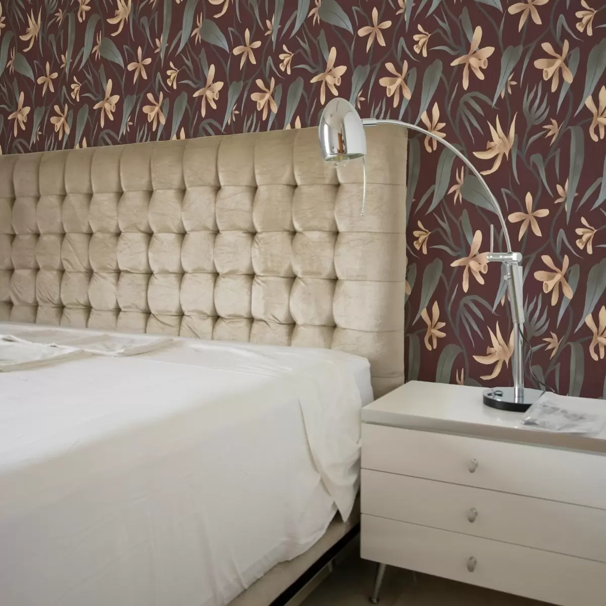 Háttérkép Krém színű virágok szürke levelekkel bordó háttér előtt a00833