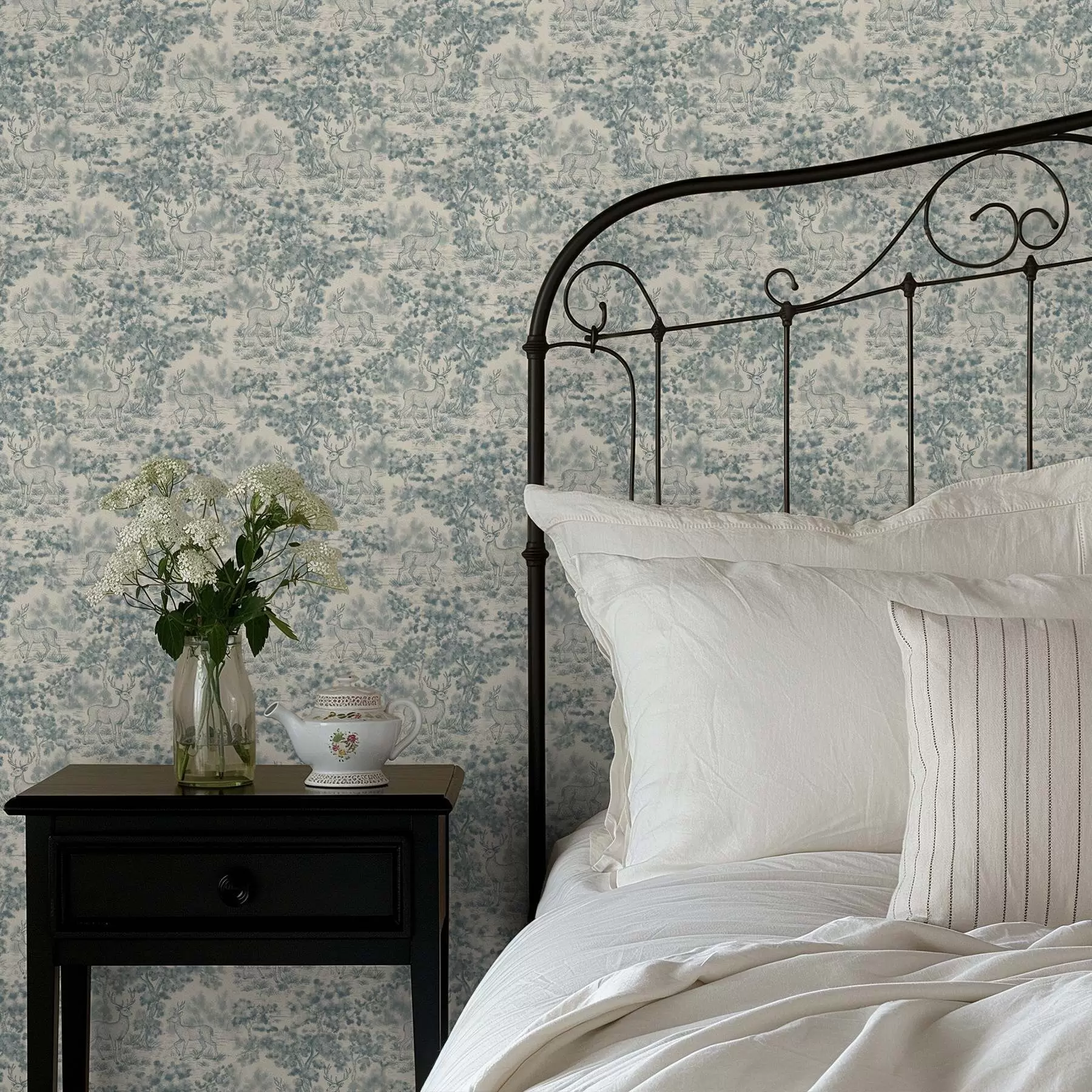 fotószőnyeg Fekete-fehér szarvas jelenet az erdőben a00748