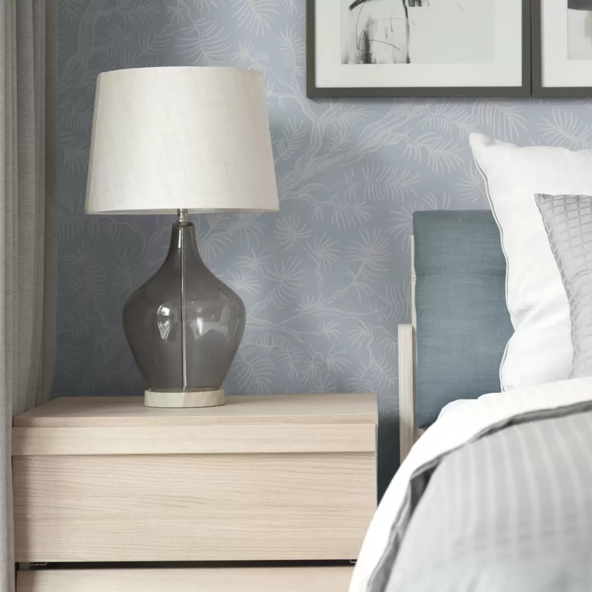 Háttérkép Világos árnyalatú fenyőágak kék háttér előtt a00838