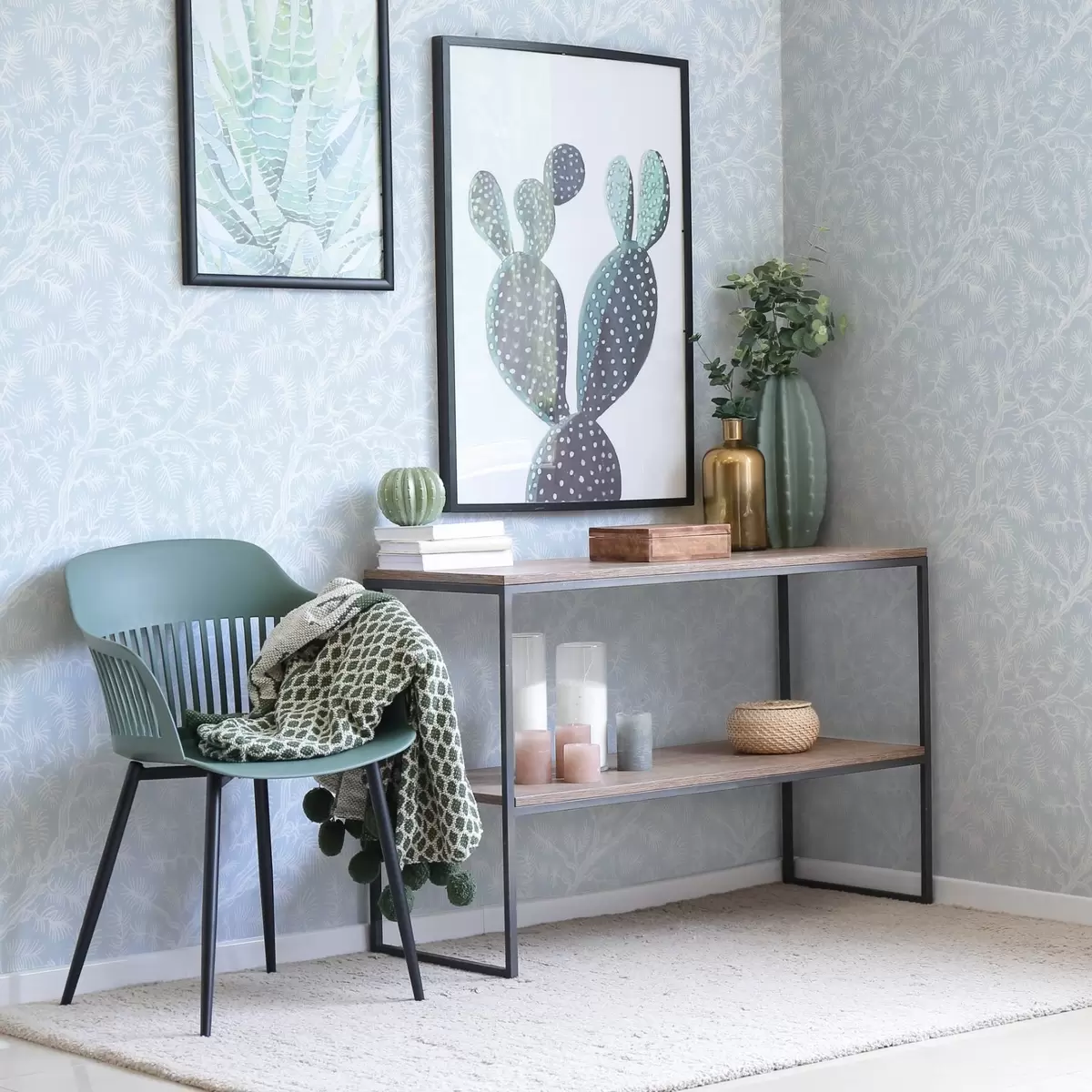 Háttérkép Világos árnyalatú fenyőágak kék háttér előtt a00838