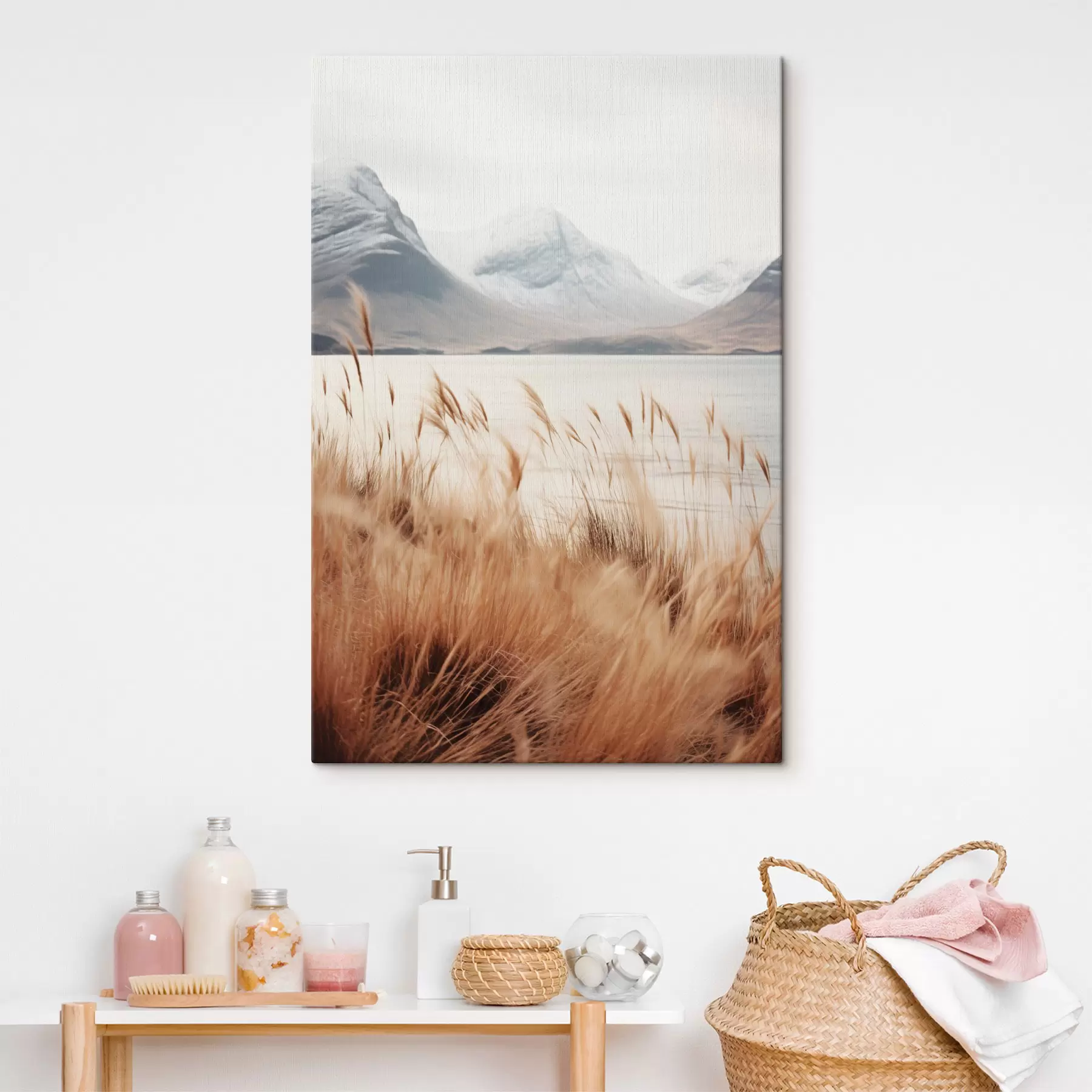 fotótapéta Pampas fű mező egy tó előtt, háttérben havas hegyekkel, lágy fényben s46282