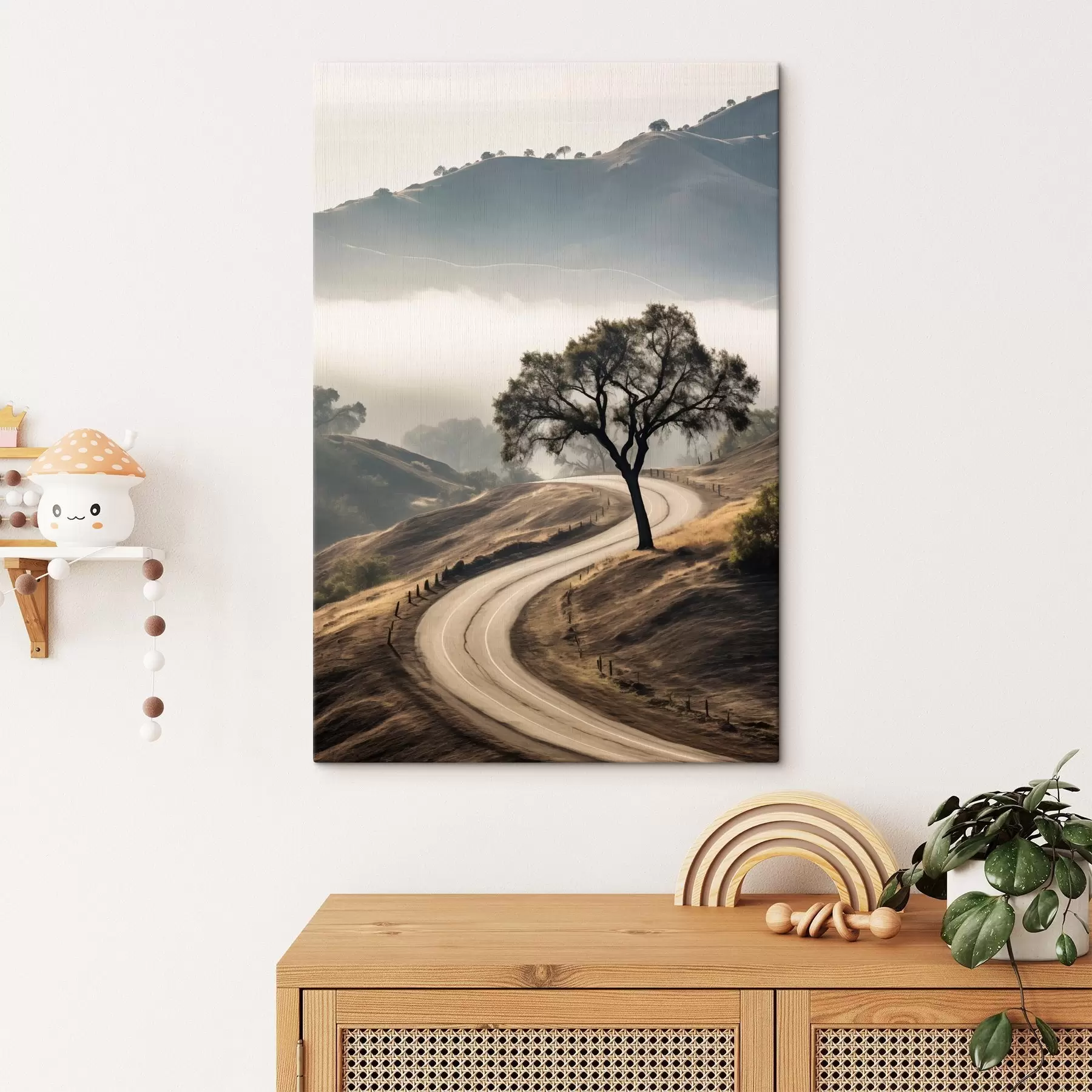 fotótapéta Kanyargós út hullámzó dombok között, előtérben egy fa, háttérben köd és hegyek s46288