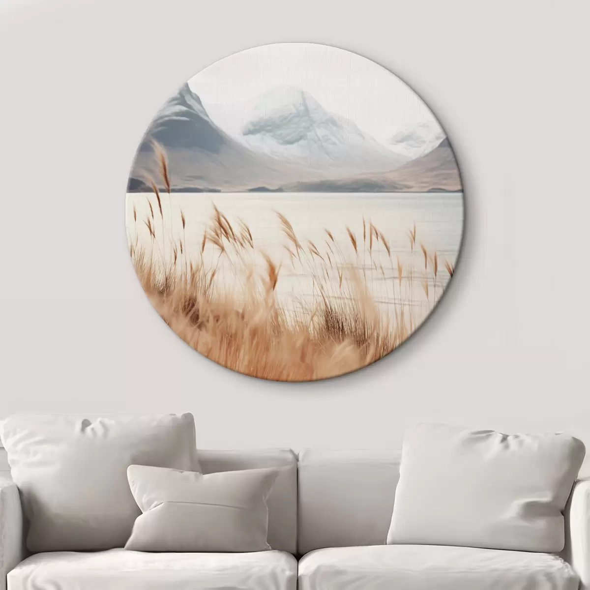 Kerek festmények Pampas fű mező egy tó előtt, háttérben havas hegyekkel, lágy fényben r46282 Kerek festmények Pampas fű mező egy tó előtt, háttérben havas hegyekkel, lágy fényben r46282