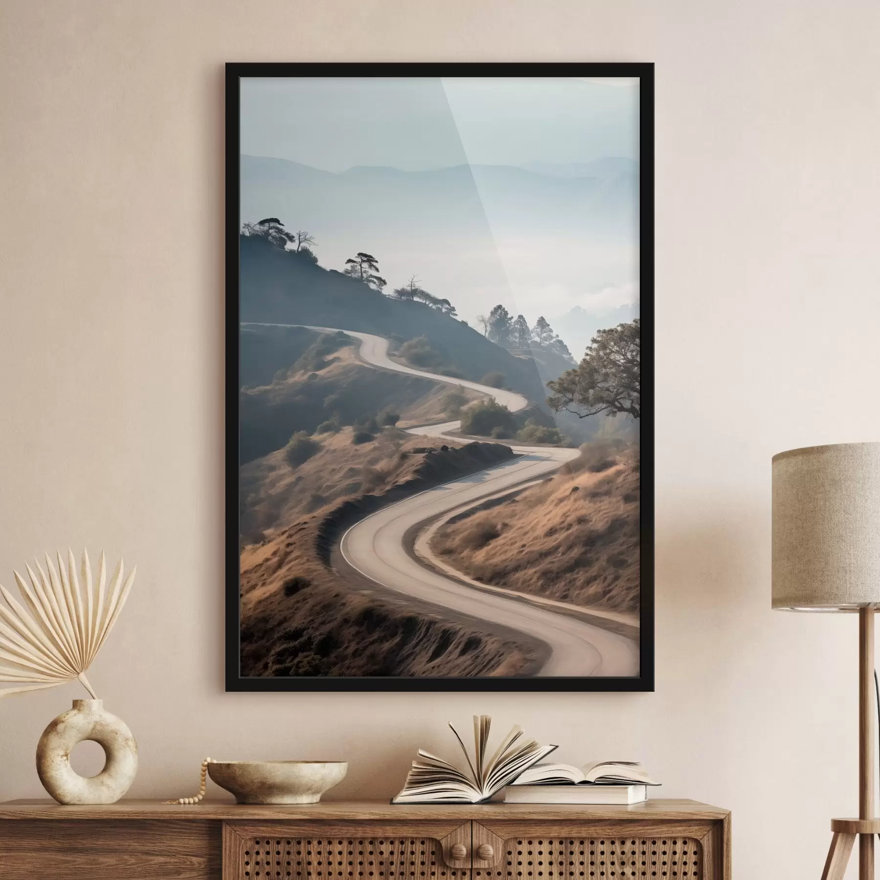 fotószőnyeg Kanyargós út dombos tájban, száraz fűvel, tiszta égbolttal és a távolban látható hegyekkel. f46289