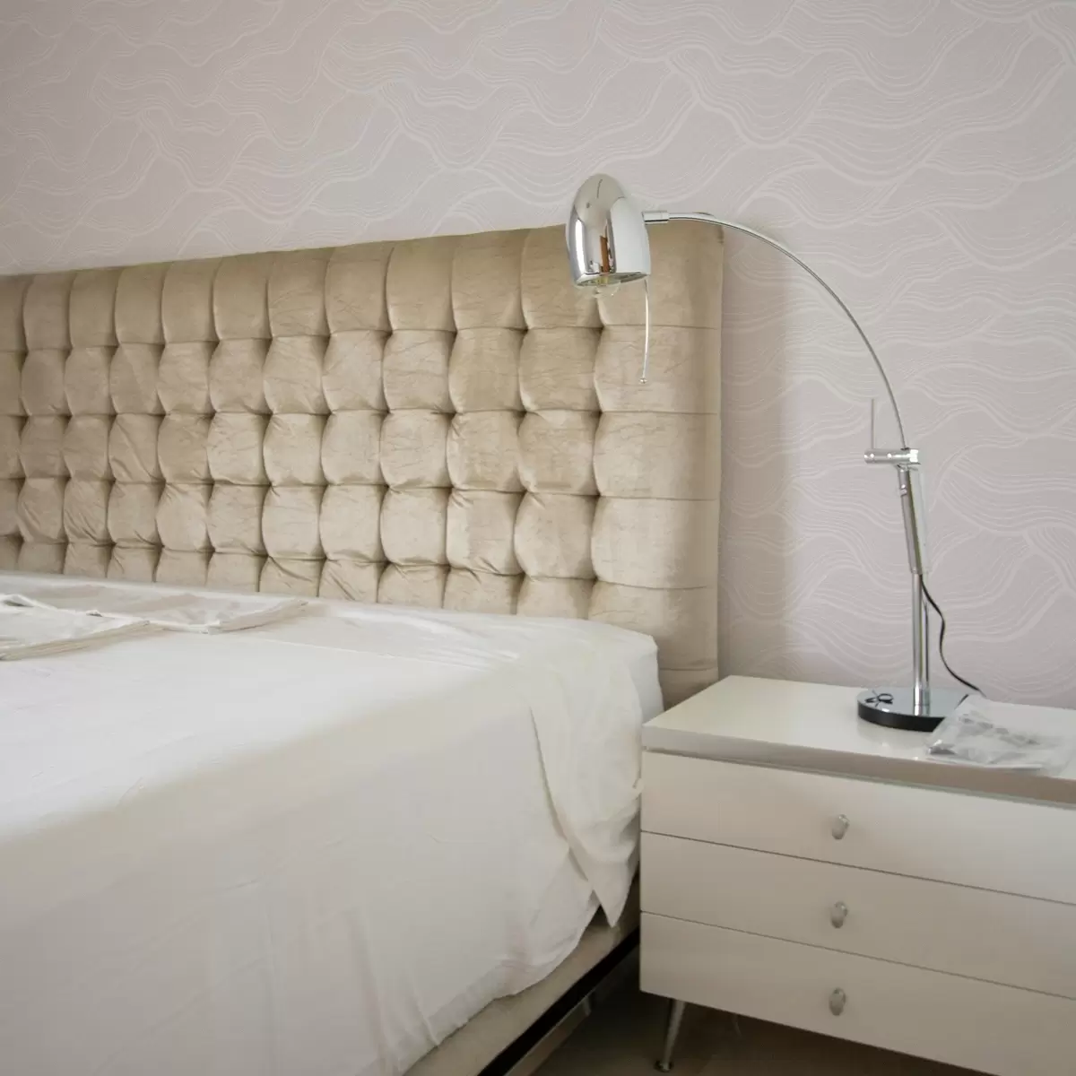 Háttérkép Pasztell rózsaszín alap hullámzó vonalakkal a00682v3