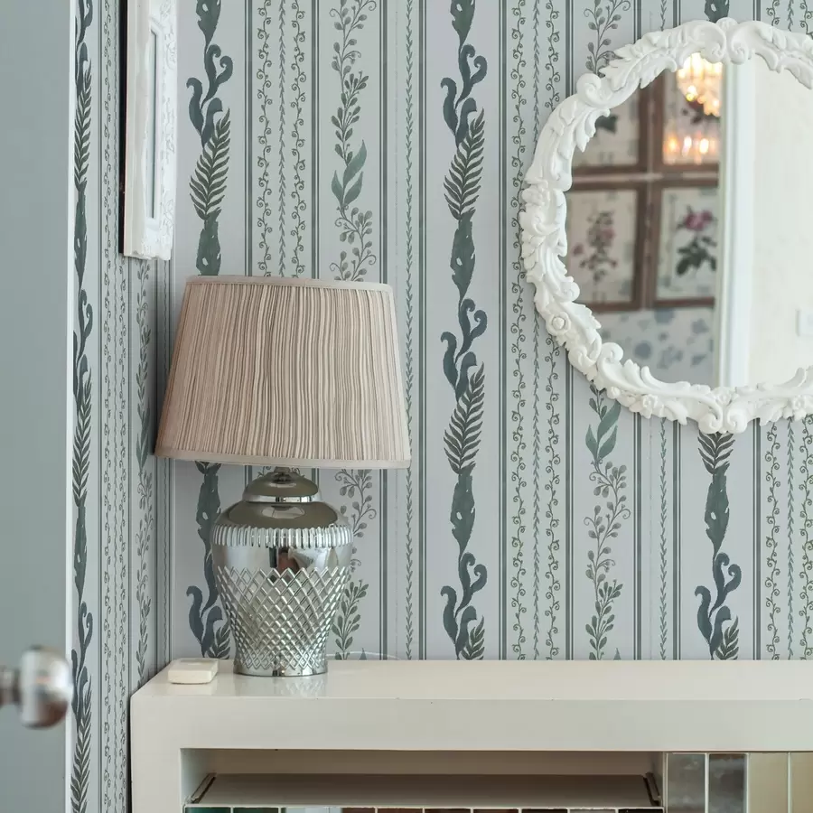 fotószőnyeg Csíkok ágakkal és fürtökkel hűvös világoskék alapon a00823v1