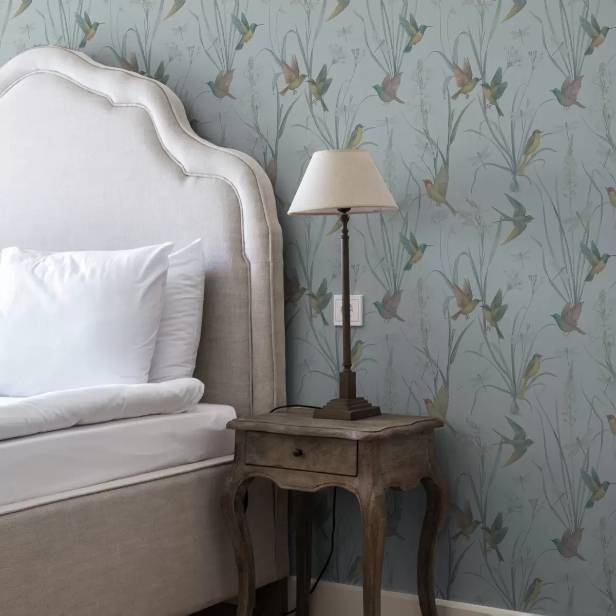 Háttérkép Madarak a réti fű között szürkéskék talajon a00776