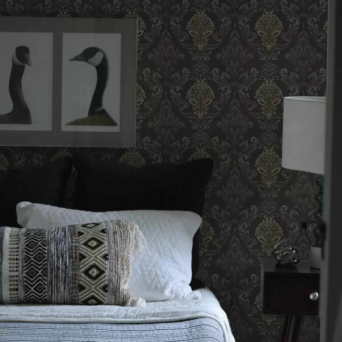 Háttérkép Damaszkusz sötét grafit alapon, olíva-okker akcentussal a00828v5