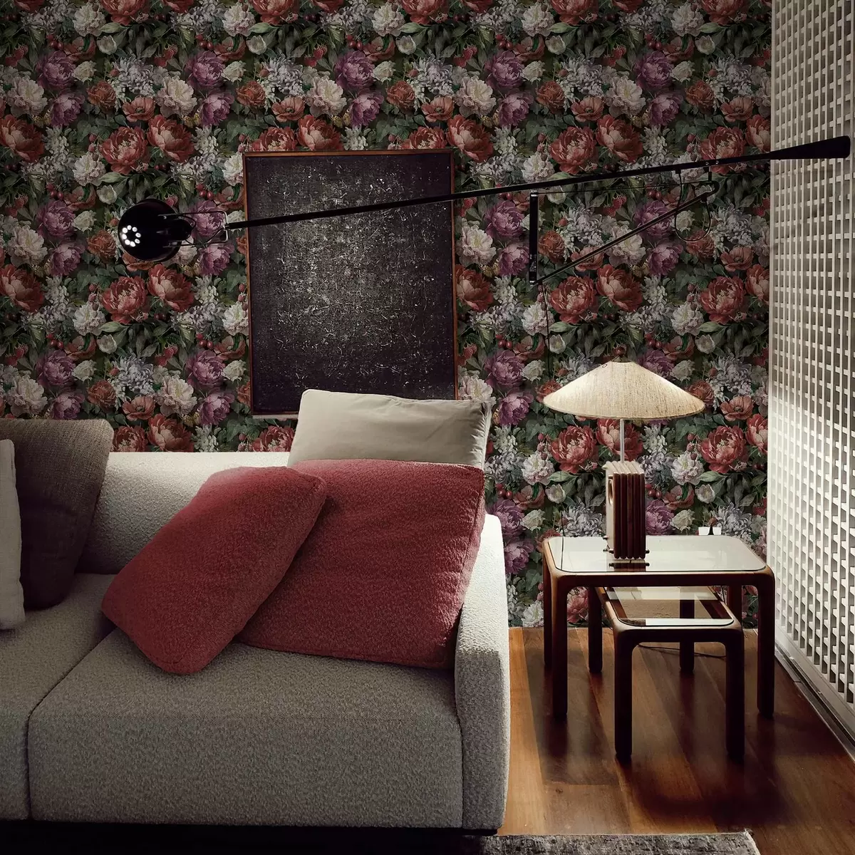 fotószőnyeg Sötét, drámai pünkösdi rózsák, bogyós gyümölcsök és pillangó fekete háttér előtt a00862