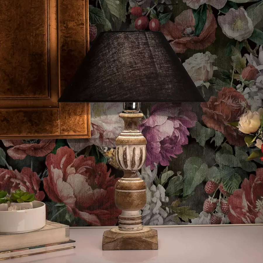 fotószőnyeg Sötét, drámai pünkösdi rózsák, bogyós gyümölcsök és pillangó fekete háttér előtt a00862