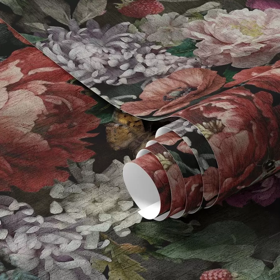 fotószőnyeg Sötét, drámai pünkösdi rózsák, bogyós gyümölcsök és pillangó fekete háttér előtt a00862