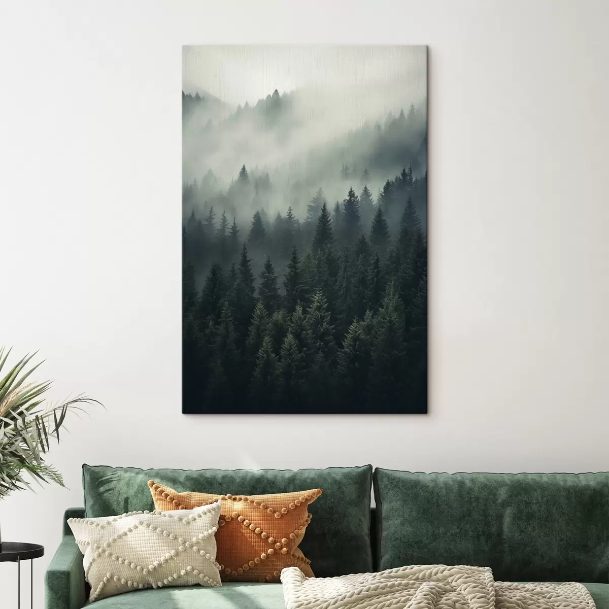 fotótapéta Köd gomolyog a sűrű örökzöld erdő felett s46512