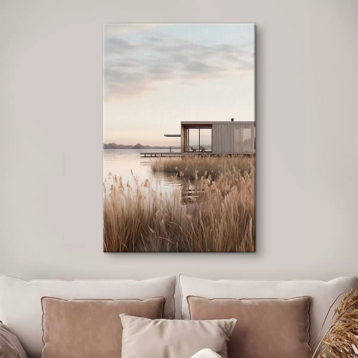 fotótapéta Modern tóparti faház a nádas között, lágy alkonyatkor s46513