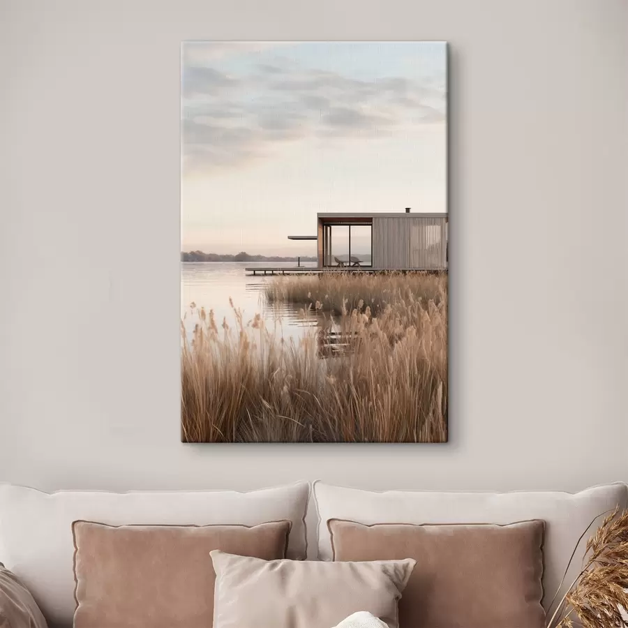 fotótapéta Modern tóparti faház a nádas között, lágy alkonyatkor s46513
