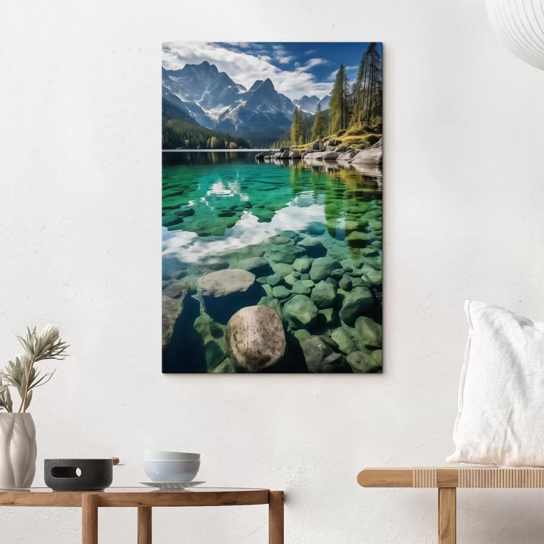 fotótapéta Smaragdszínű alpesi tó, alatta sziklákkal és magas csúcsokkal s46515