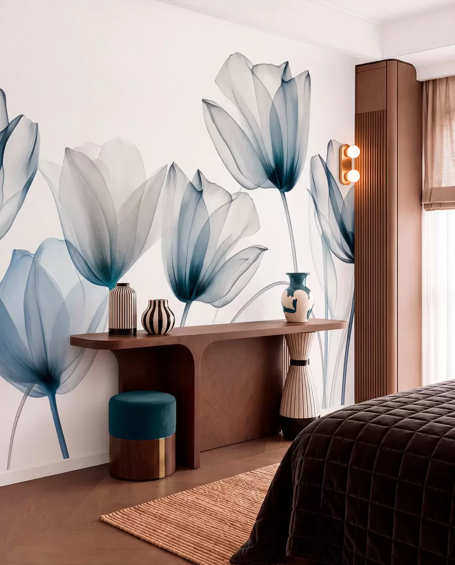 fotószőnyeg Átlátszó kék és fehér tulipánvirágok hosszú szárakkal, világos háttér előtt, finom és texturált virágművészet w09538