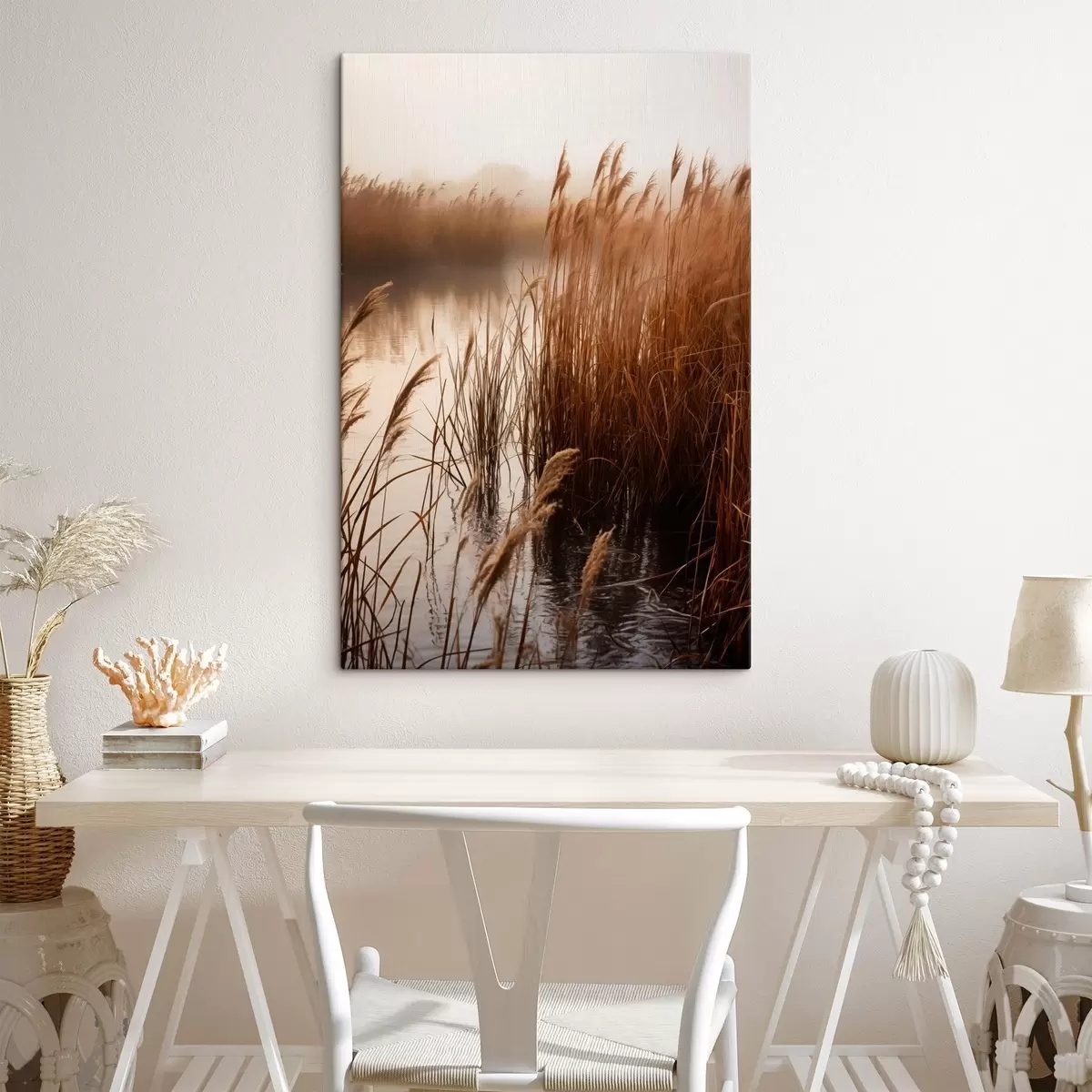 fotótapéta Magas nádasok nőnek egy víztestben, a víz tükrözi a nádasokat, ködös háttér, lágy fény, természeti táj s46695