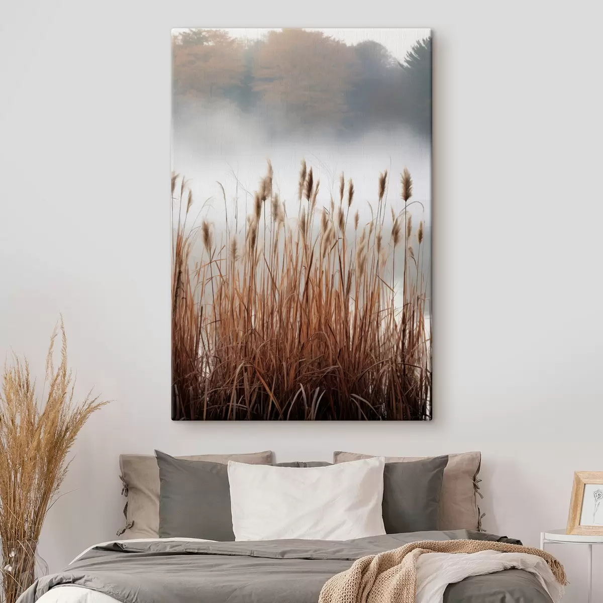 fotótapéta Magas nádasok nőnek egy víztestben, a víz tükrözi a nádasokat, ködös háttér, lágy fény, természeti táj s46696