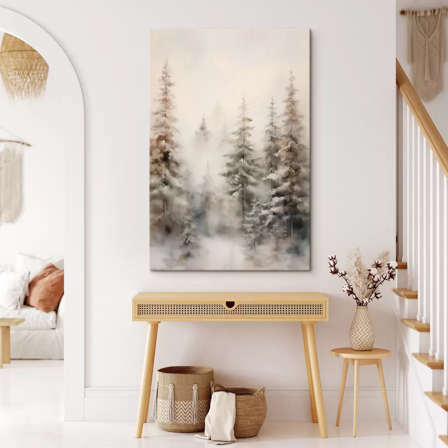 fotótapéta Hóval borított magas fenyőfák, ködös erdőben állva, lágy, tompa téli táj s46701