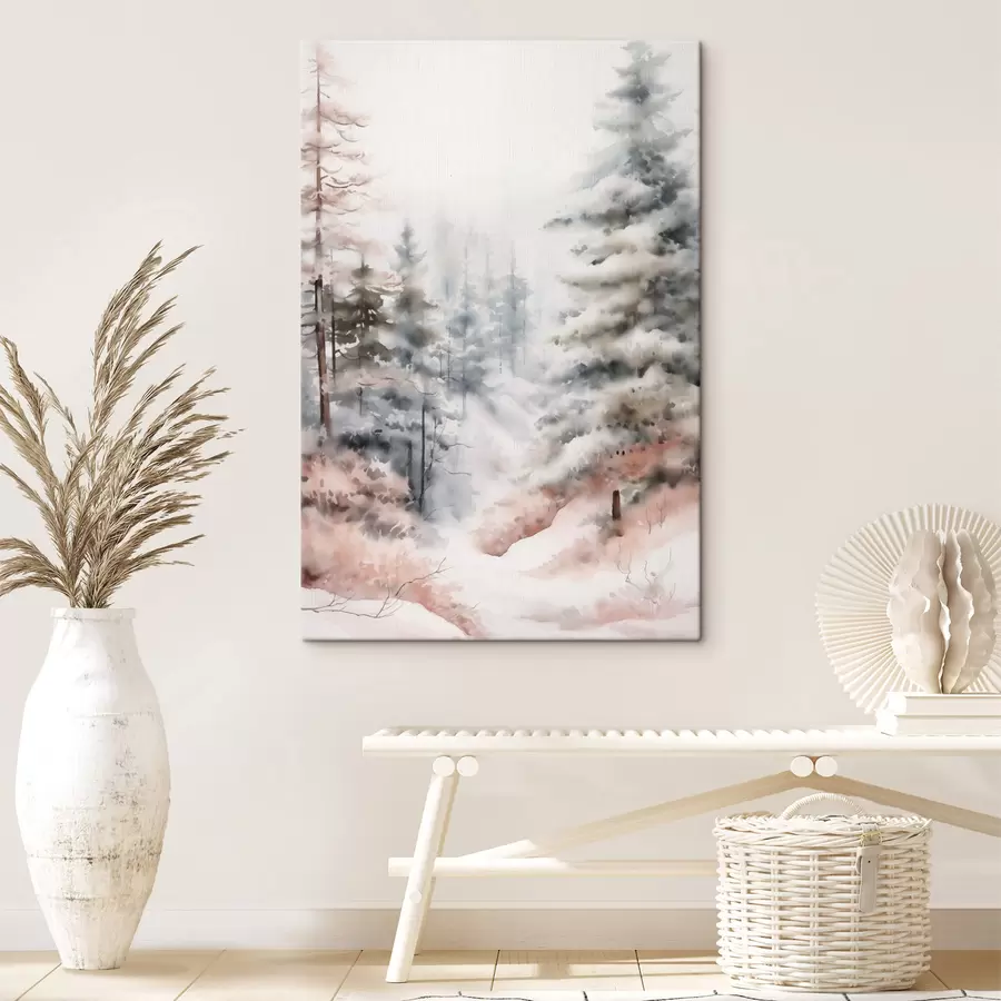 fotótapéta Hóval borított magas fenyőfák, ködös erdőben állva, lágy, tompa téli táj s46702