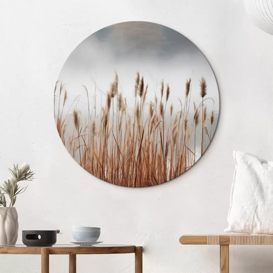 fotótapéta Magas nádasok nőnek egy víztestben, a víz tükrözi a nádasokat, ködös háttér, lágy fény, természeti táj r46696