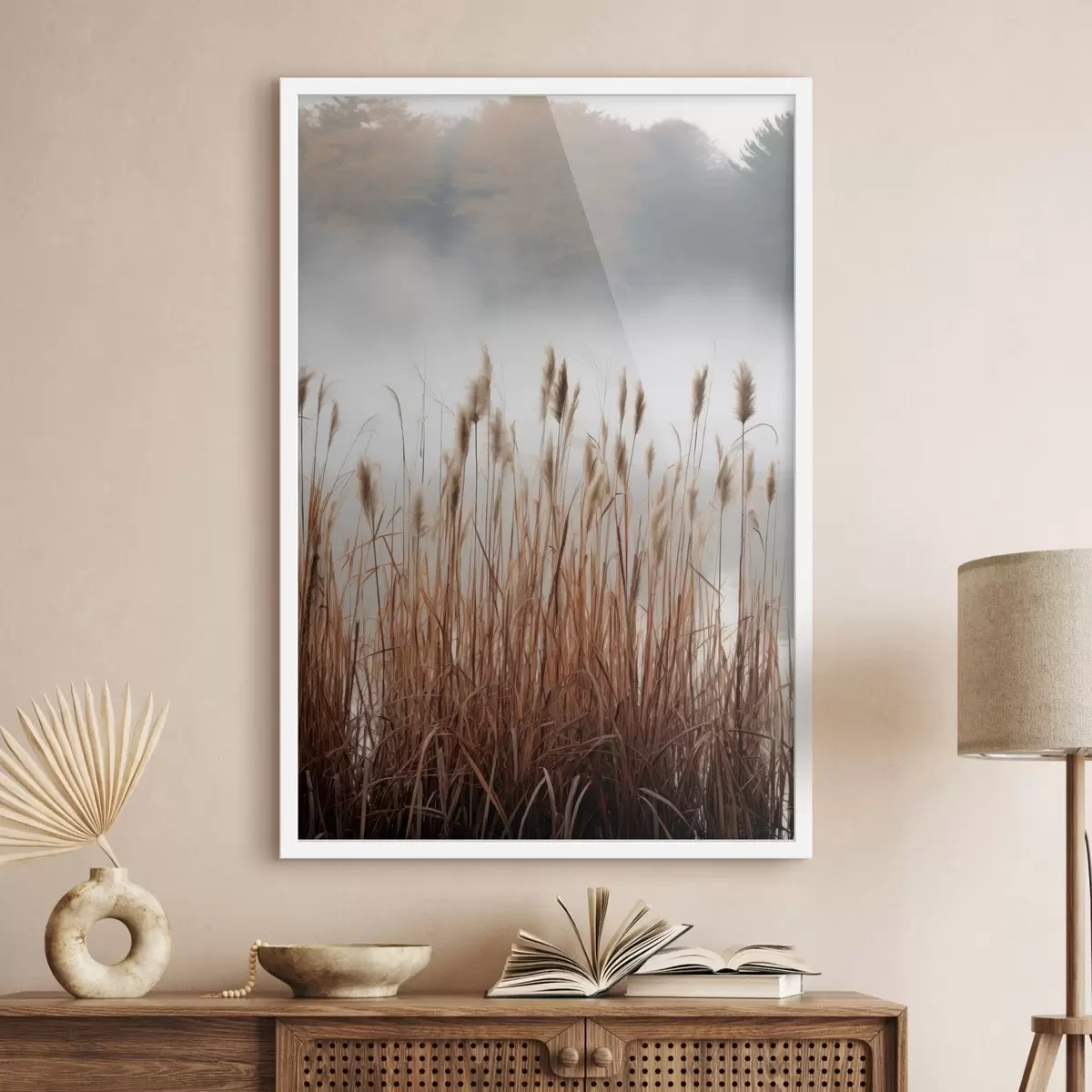 Plakát a sziklán Magas nádasok nőnek egy víztestben, a víz tükrözi a nádasokat, ködös háttér, lágy fény, természeti táj f46696