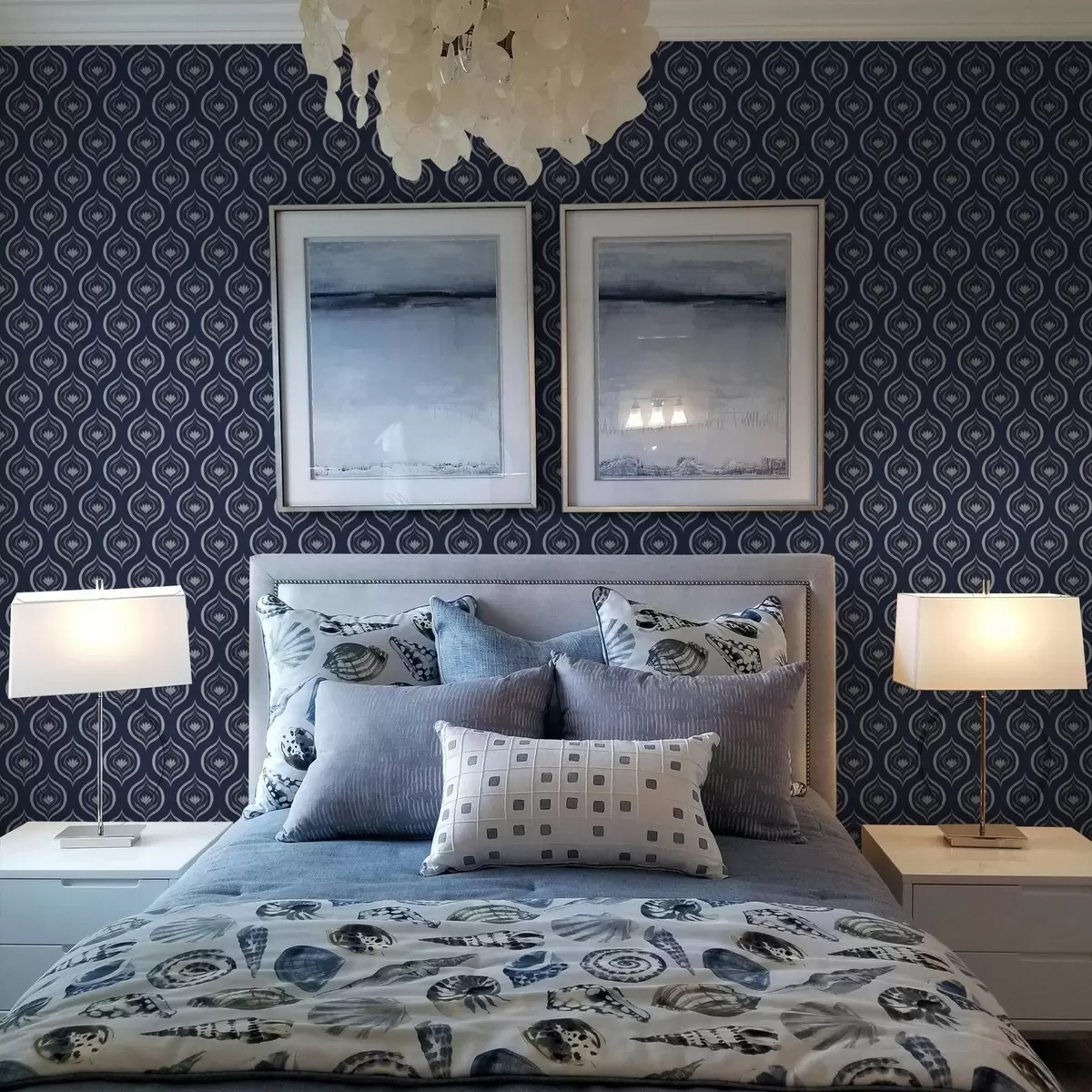 Háttérkép Kontrasztos cseppmotívumok virággal sötétkék háttér előtt a00977v1